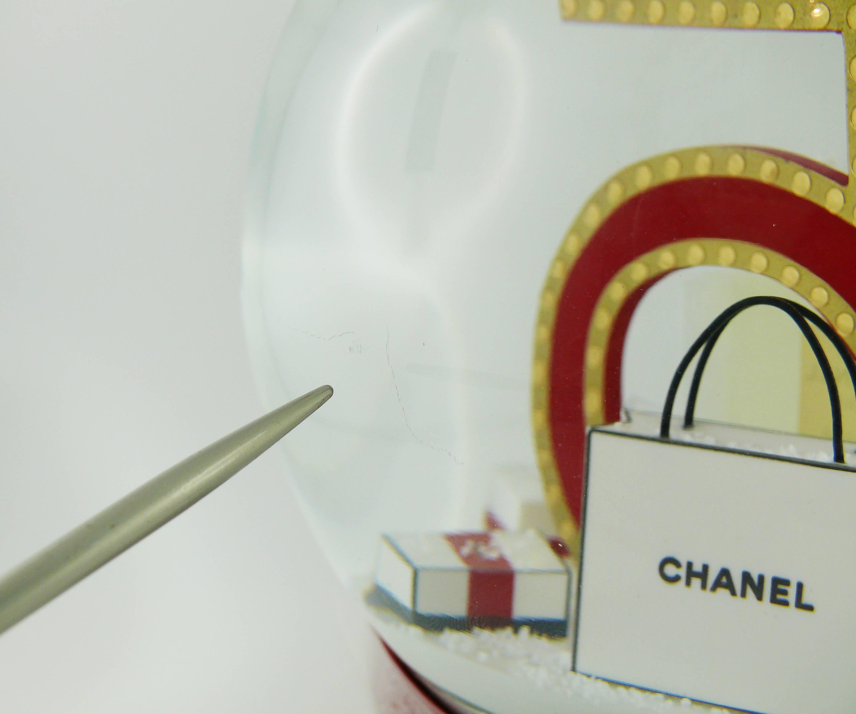 Chanel Chanel Parfums Huge N°5 Parfümflasche Schneekuppel im Angebot 2