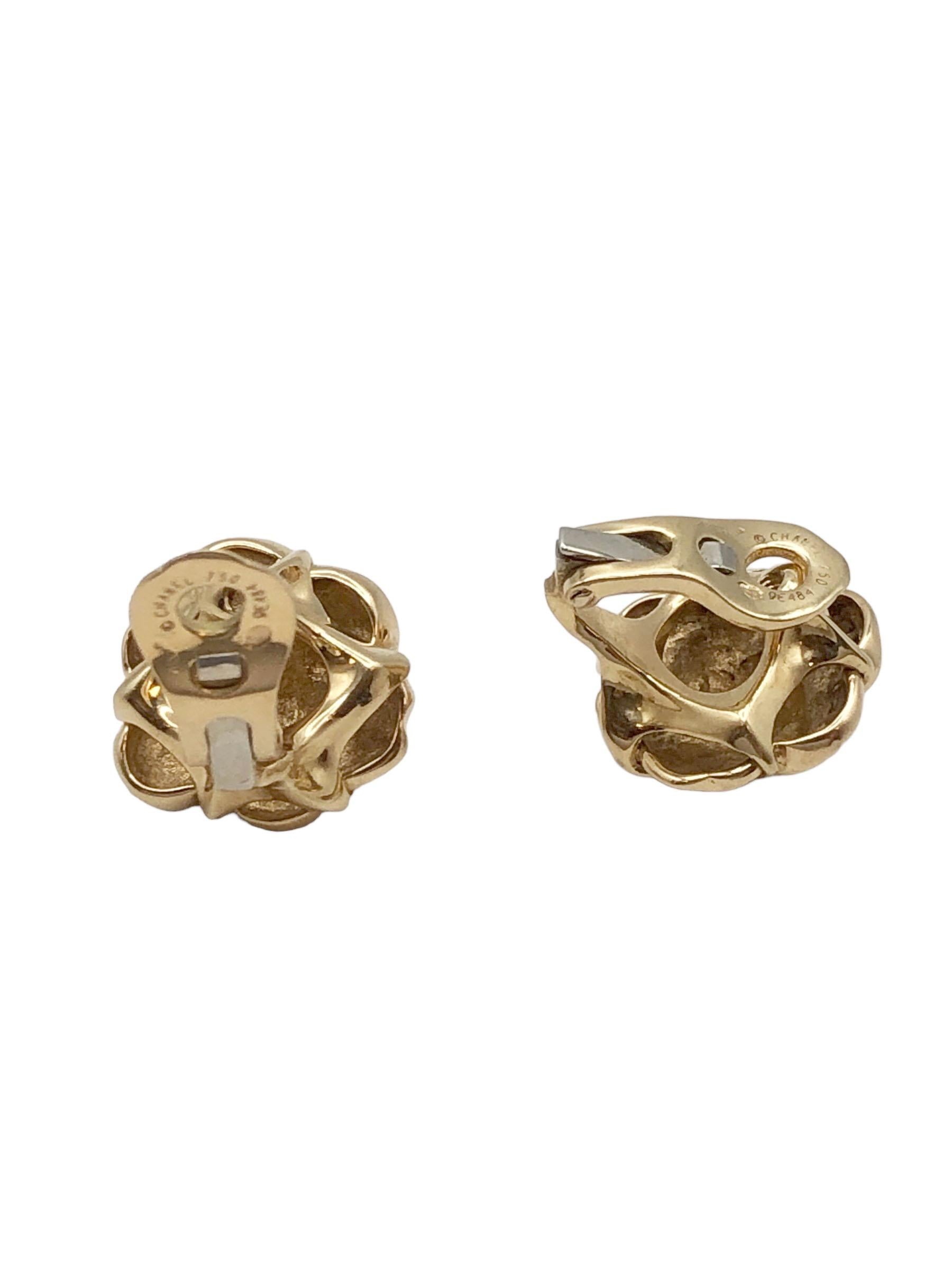 CIRCA 2000 Chanel Paris Camellia Sammlung 18k Gelbgold Blume Form Ohrringe, Messung 5/8 Zoll im Durchmesser, mit Clip zurück, auf die ein Post kann leicht hinzugefügt werden, wenn gewünscht. 