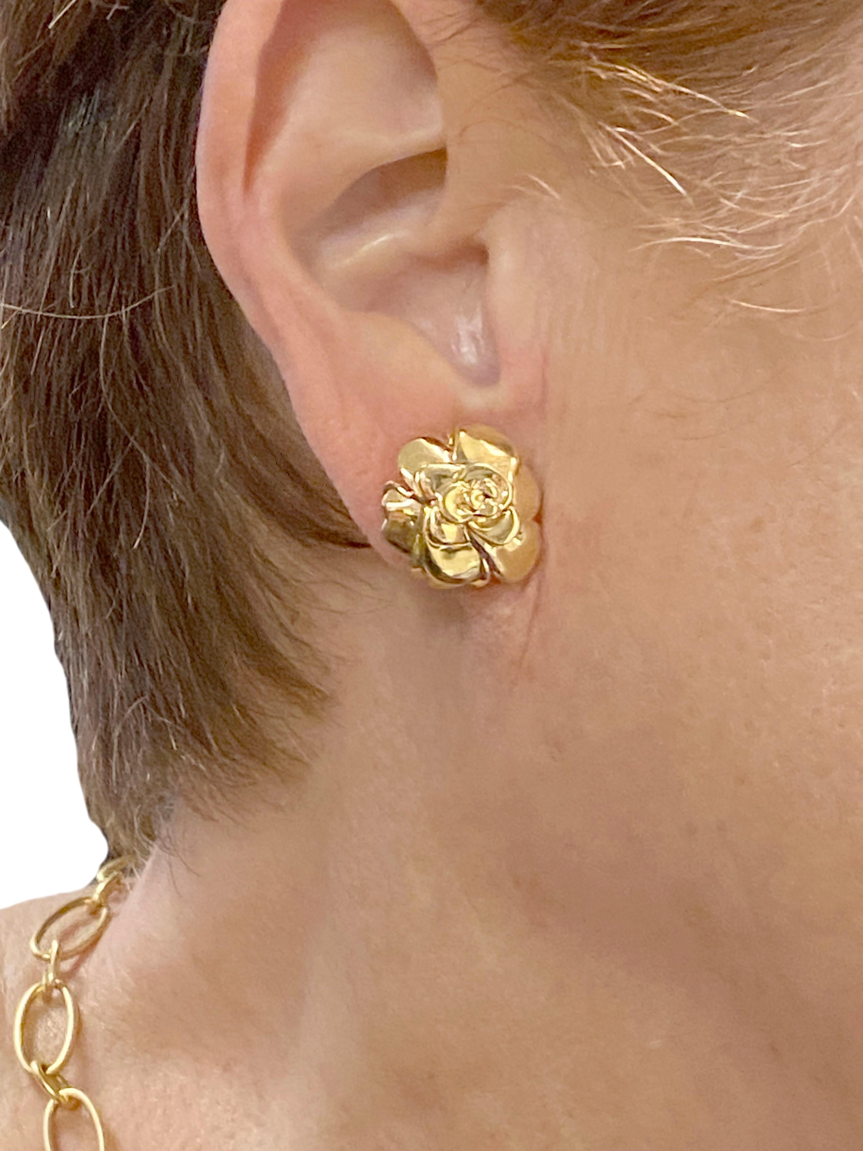 Chanel Paris 18 Karat Gelbgold Kamelien-Ohrringe 1
