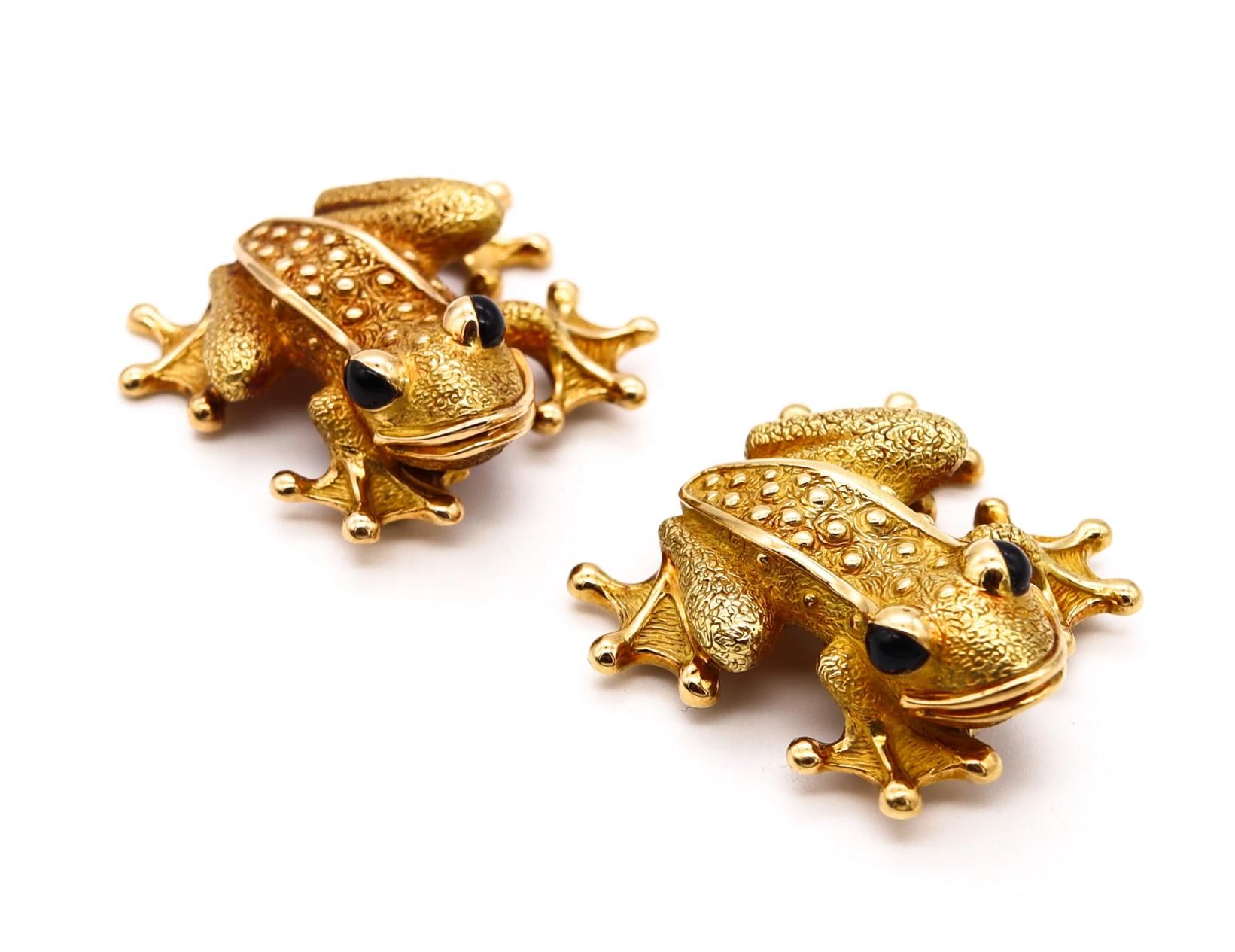 Suite of Frogs brooches designed by Chanel.

An extremely rare and highly collectable vintage pair of pieces. These tree frog's with webbed feet brooches, were created in Paris France by the fashion house of Chanel back in the 1970's. Both are