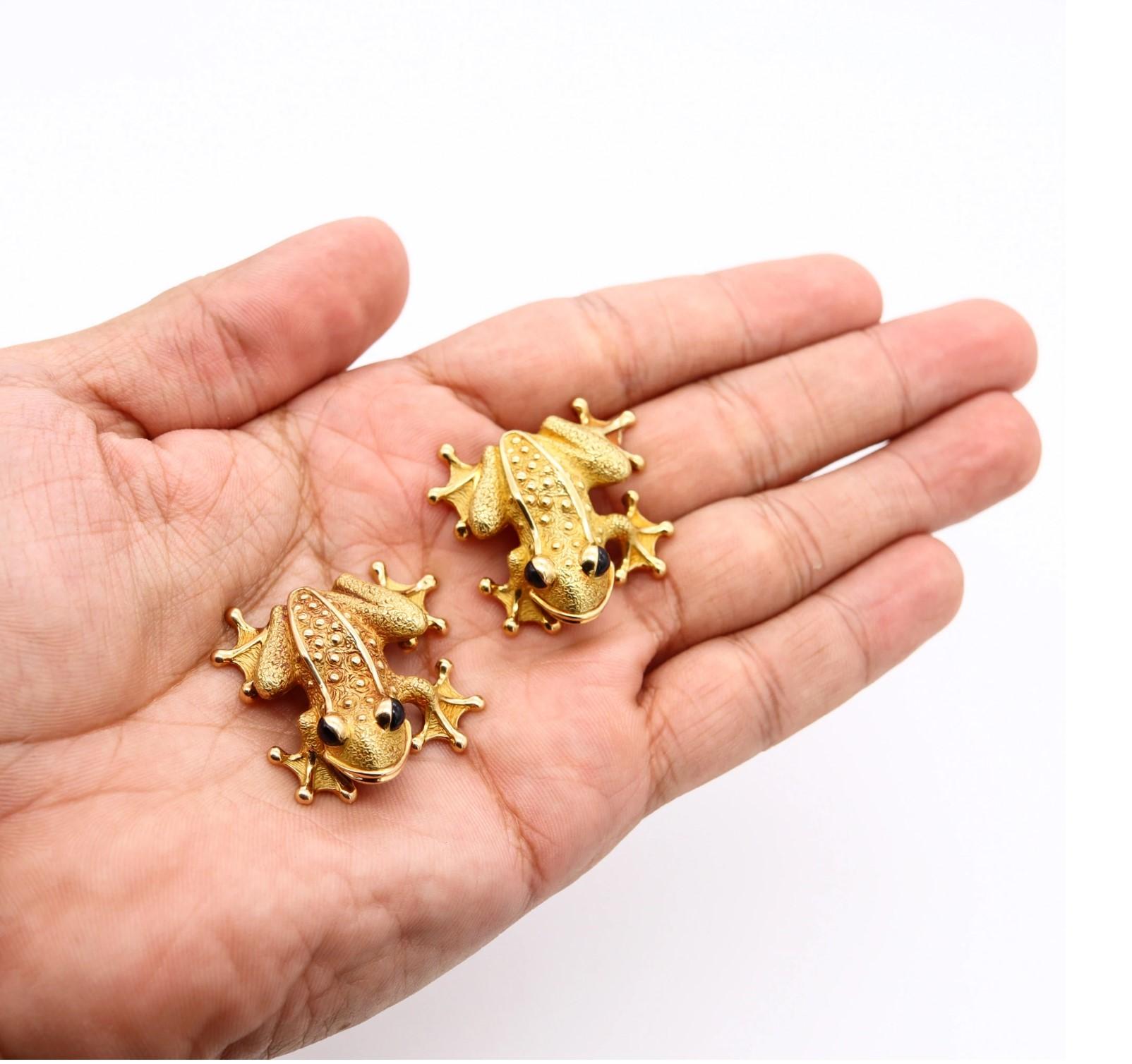 Chanel Paris 1970 Rare Vintage Suite of Frogs Brooches 18Kt Gold with Black Jade In Excellent Condition In Miami, FL