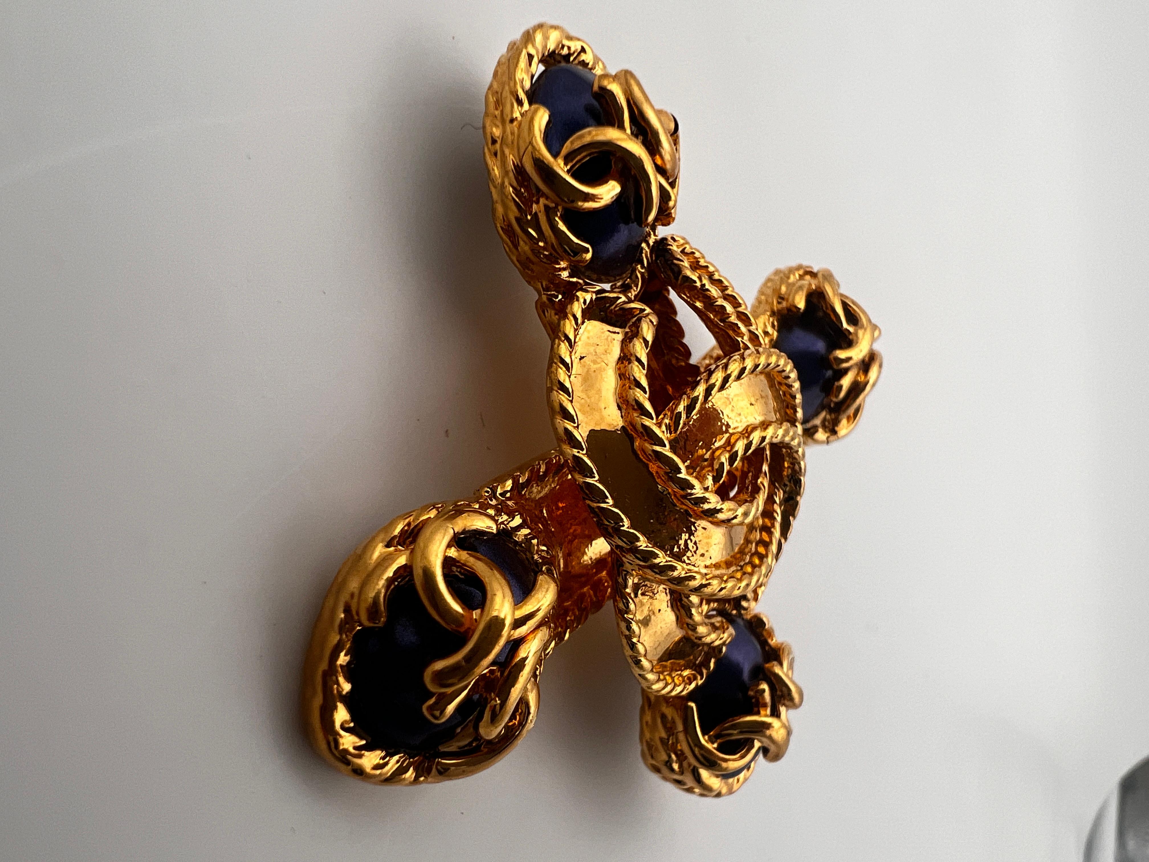 Broche Chanel Paris 1995 A Unisexe en vente