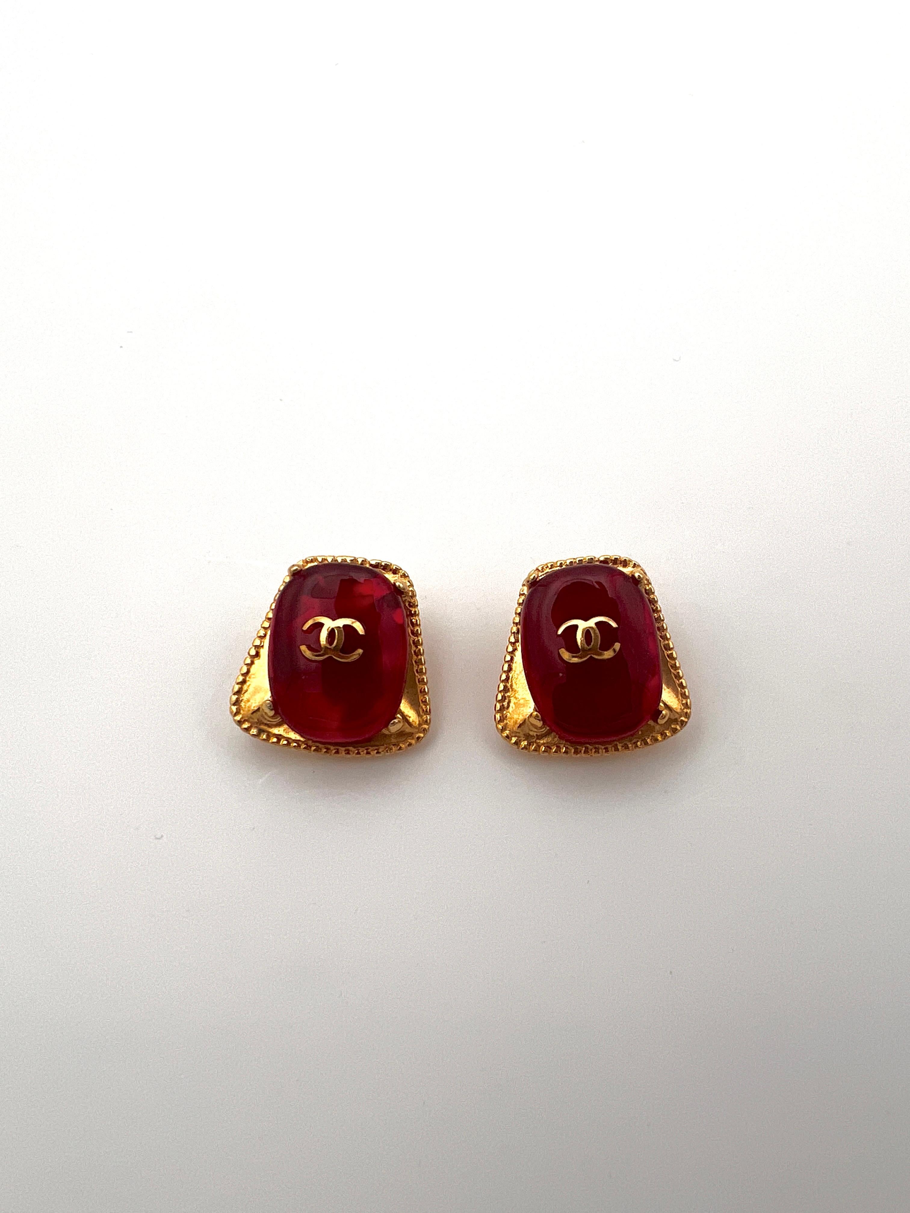 Bellissimo paio di orecchini a clip, con cabochon rosso placcato oro e logo Chanel.
Timbro sul retro Chanel 1997 P, Made in France.