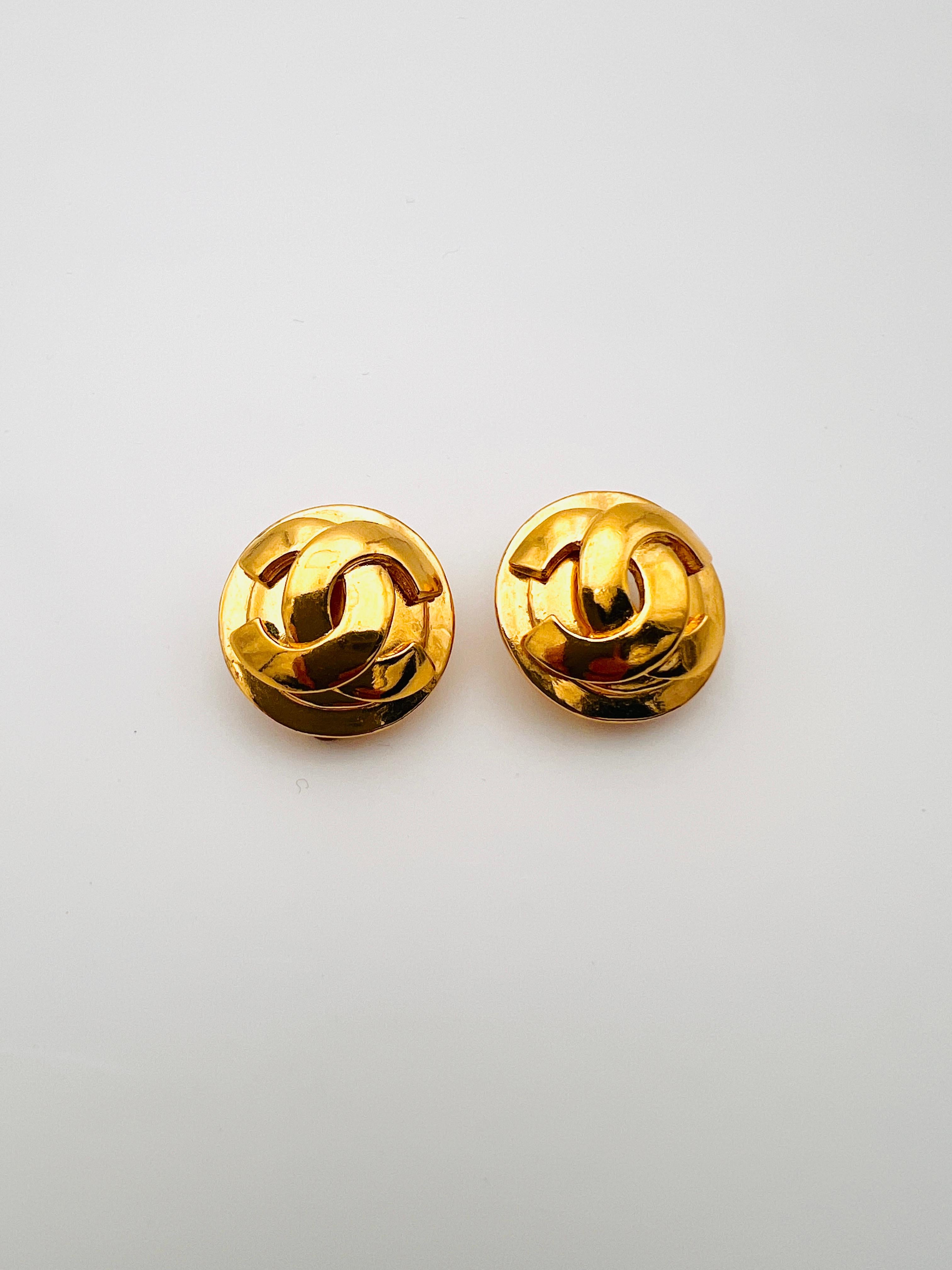Classic pair of  Clip earrings Chanel vintage 1997.
Gold plate Chanel CC logo open work.
Stamp on the back Chanel 97 Made in France. 