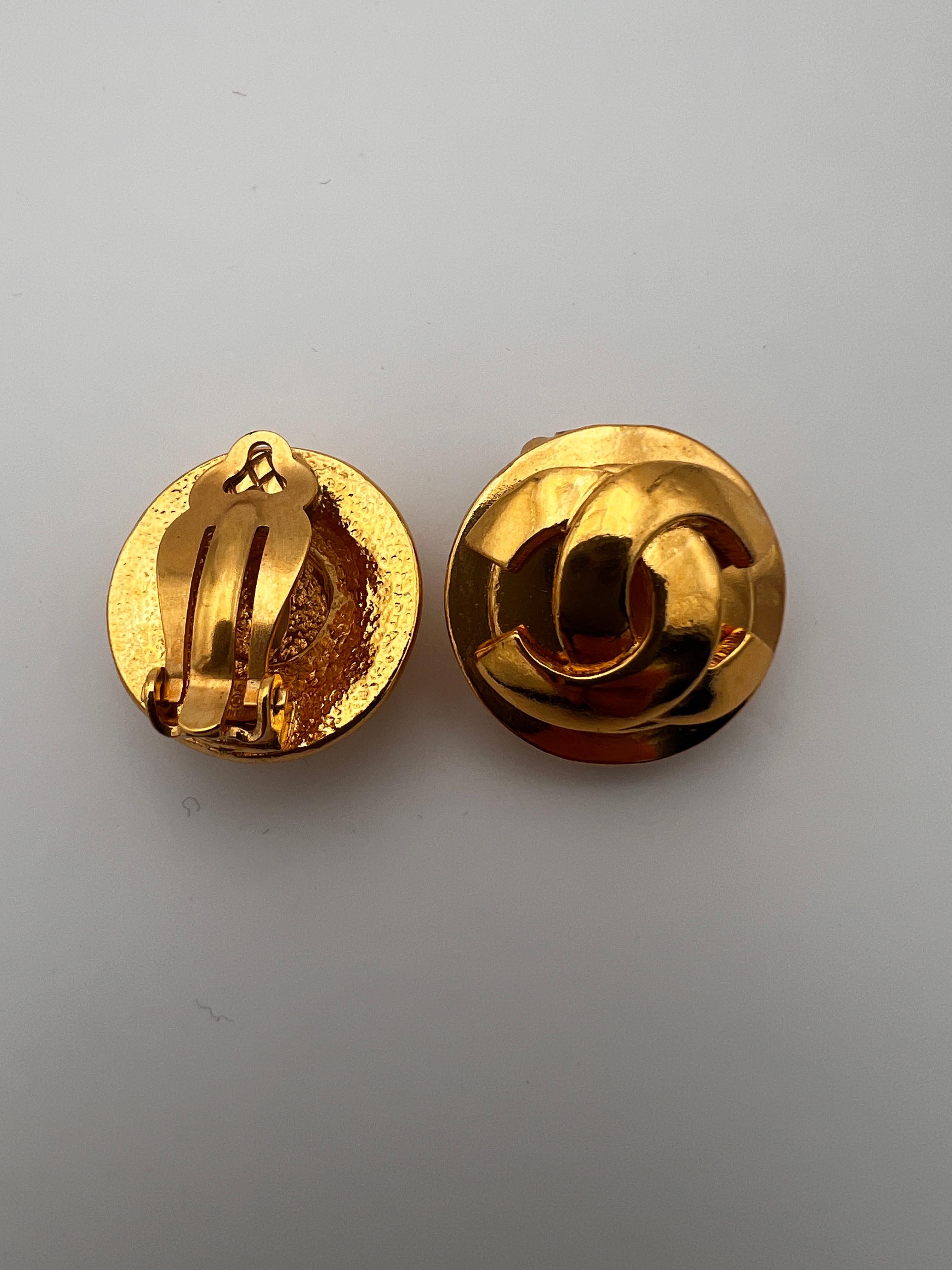 Chanel Paris 1997 pair of earring CC In Good Condition For Sale In Palm Beach, FL