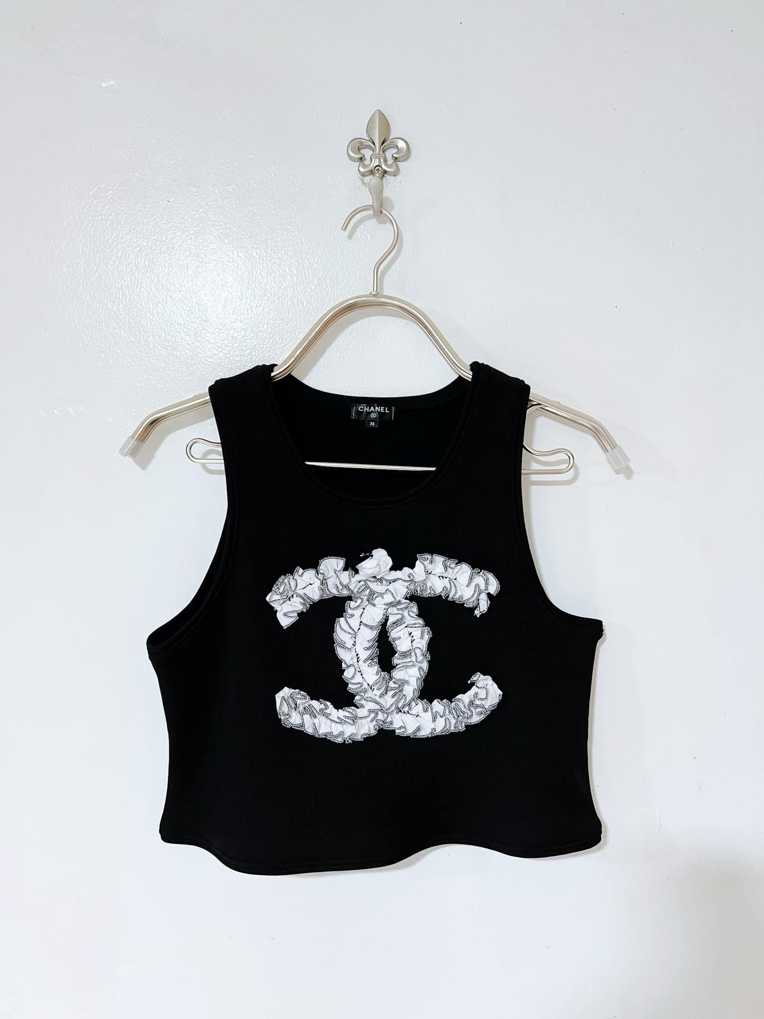 CHANEL Paris-31 Rue Cambon Crop Top in Black In Good Condition For Sale In Iba, PH