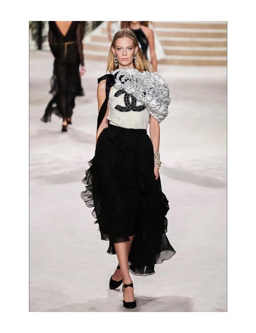 CHANEL Paris-31 Rue Cambon Crop Top in Black For Sale 5