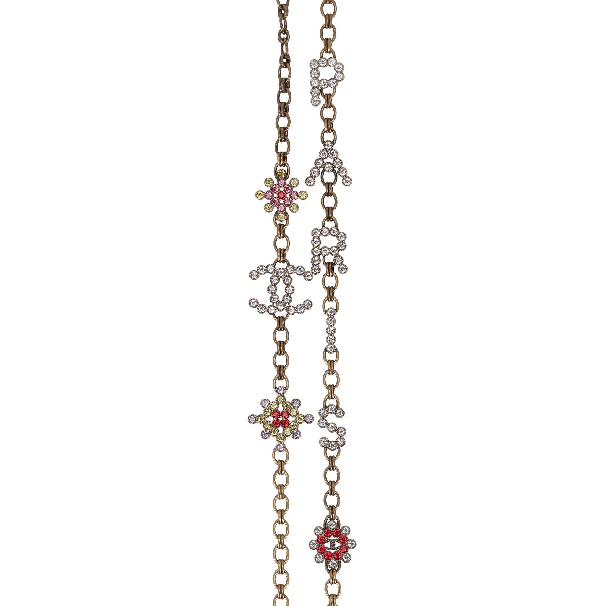 Chanel 'Paris' Antikgold Strass & Kristall 'CC' Logo Halskette (Rundschliff) im Angebot