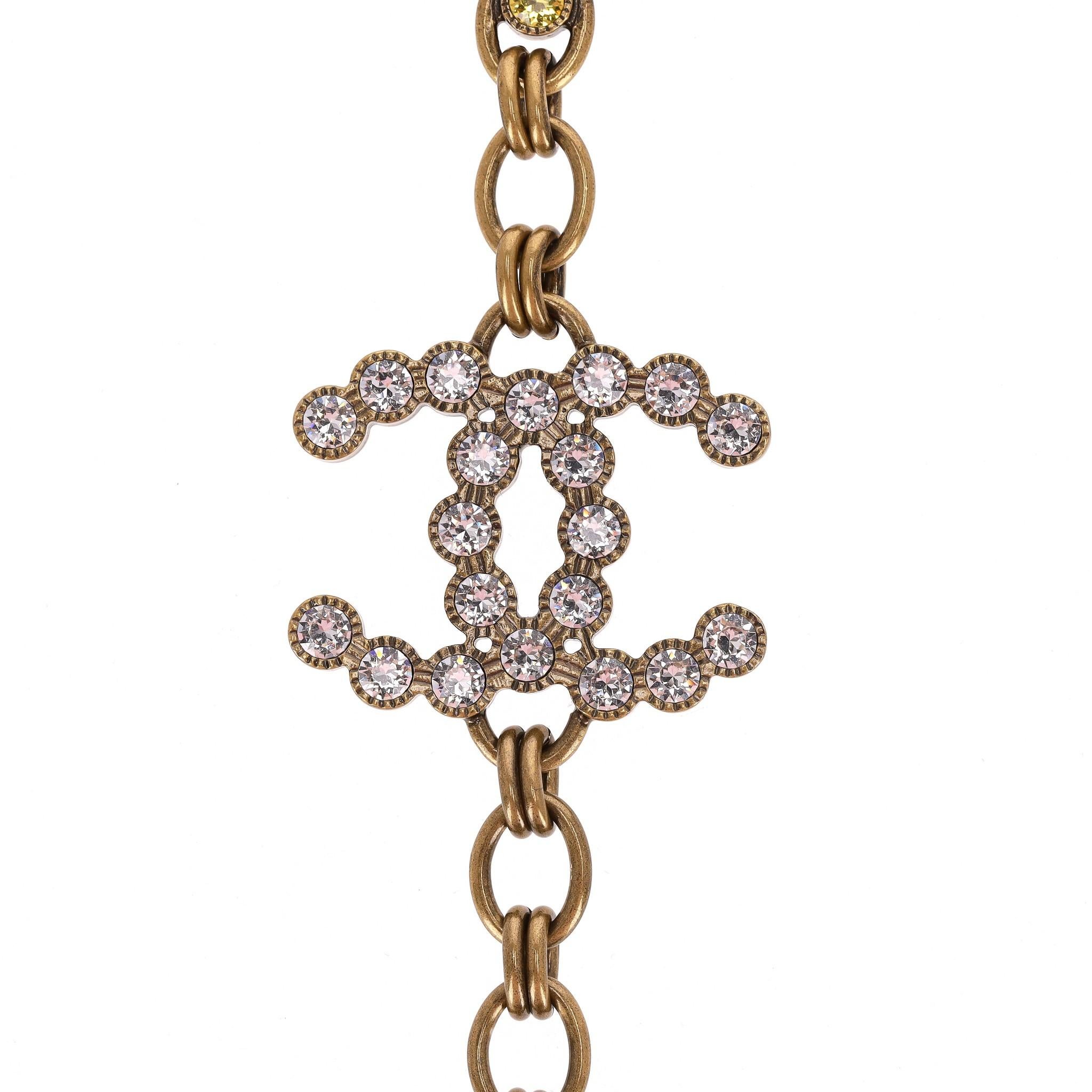 Chanel 'Paris' Antikgold Strass & Kristall 'CC' Logo Halskette im Zustand „Hervorragend“ im Angebot in London, GB