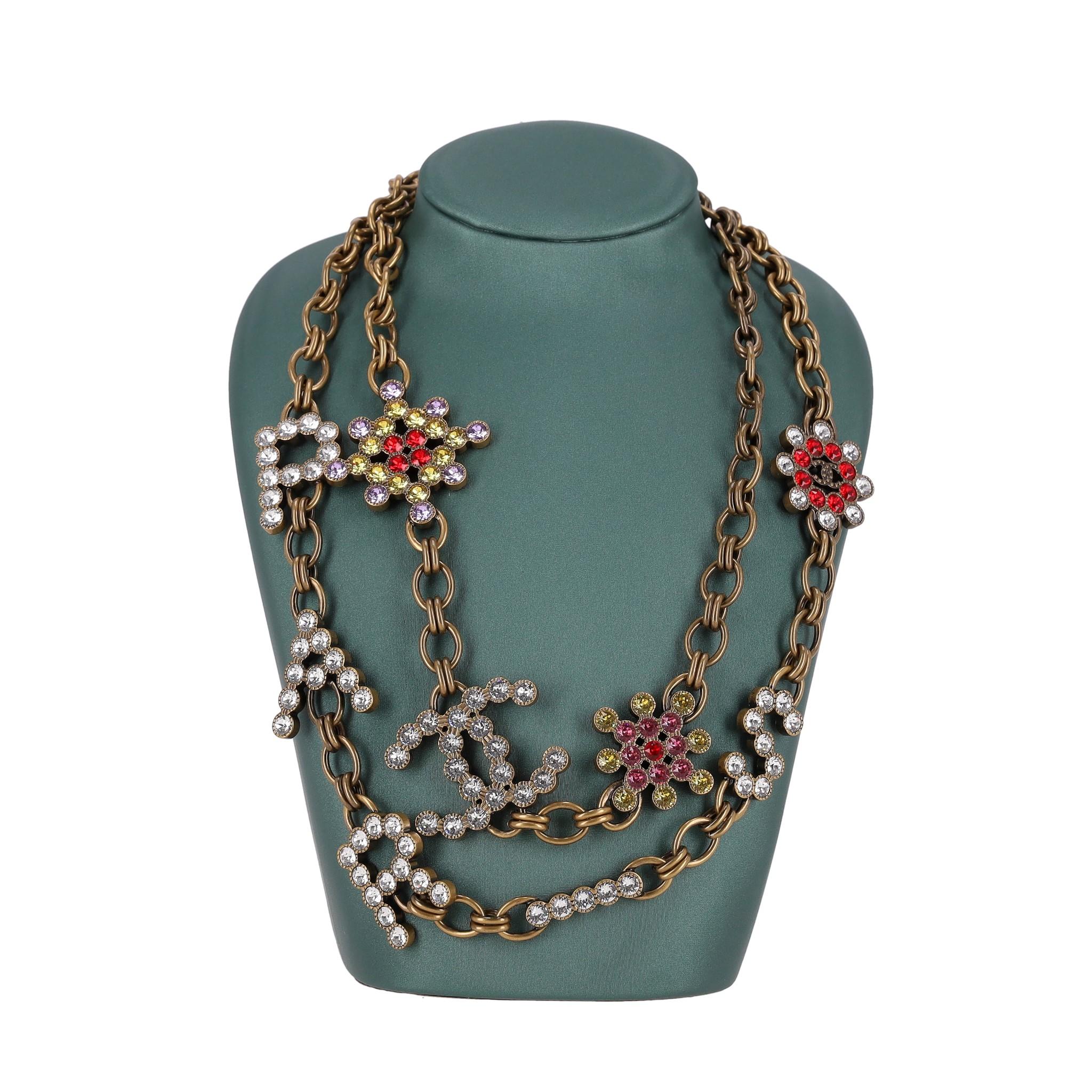 Chanel 'Paris' Antikgold Strass & Kristall 'CC' Logo Halskette im Angebot 1