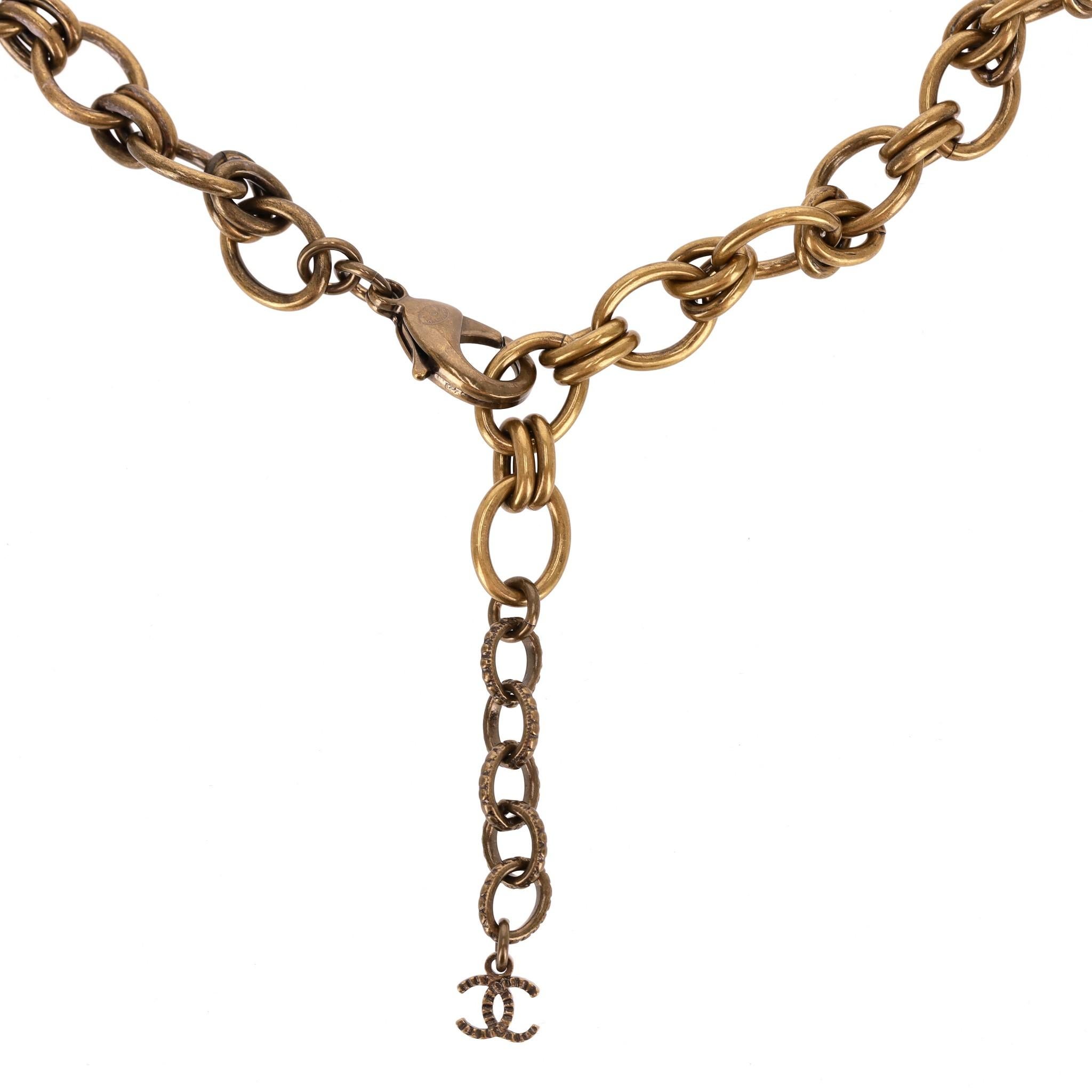 Chanel 'Paris' Antikgold Strass & Kristall 'CC' Logo Halskette im Angebot 3