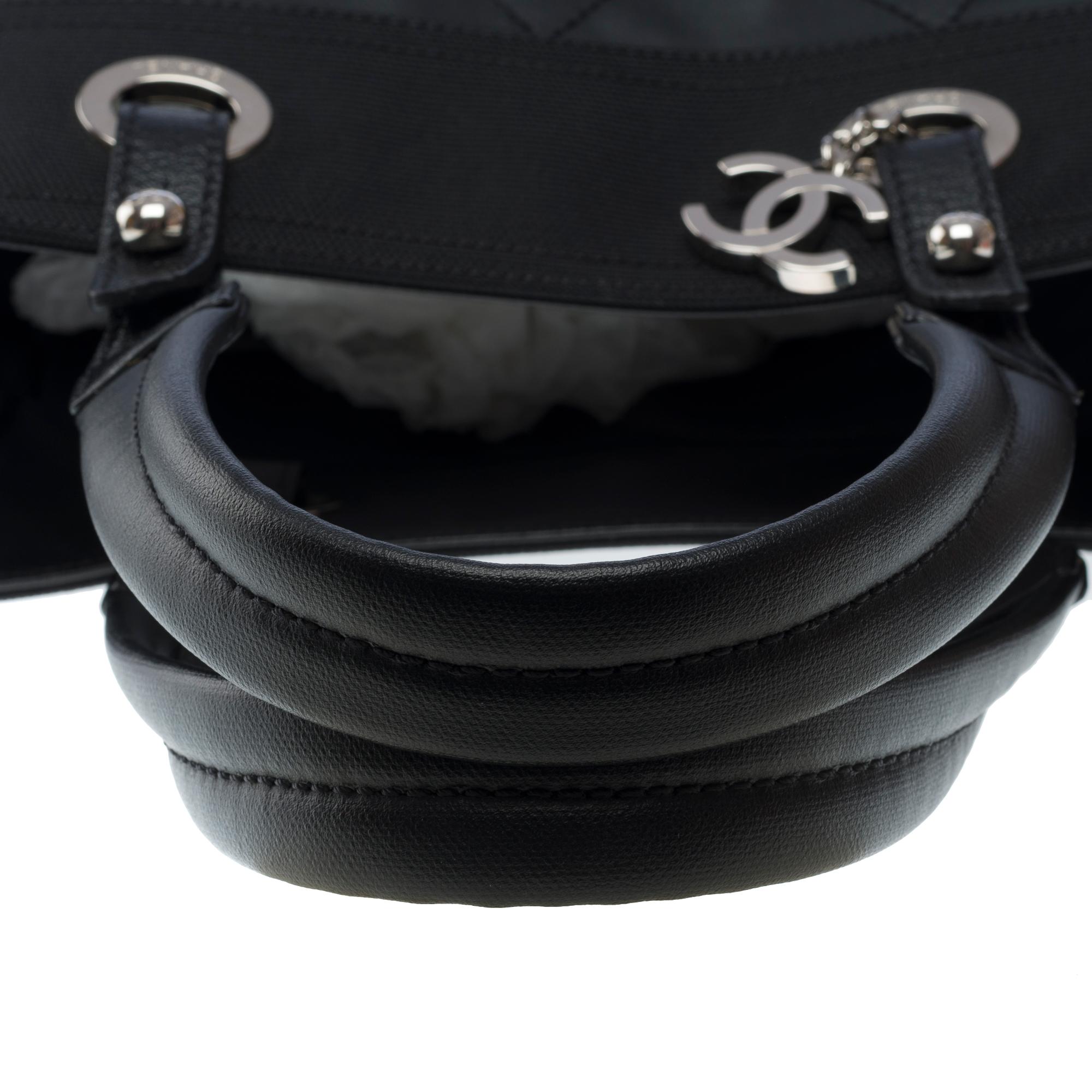  Chanel Paris-Biarritz Tragetasche aus schwarz beschichtetem Segeltuch , SHW im Angebot 7