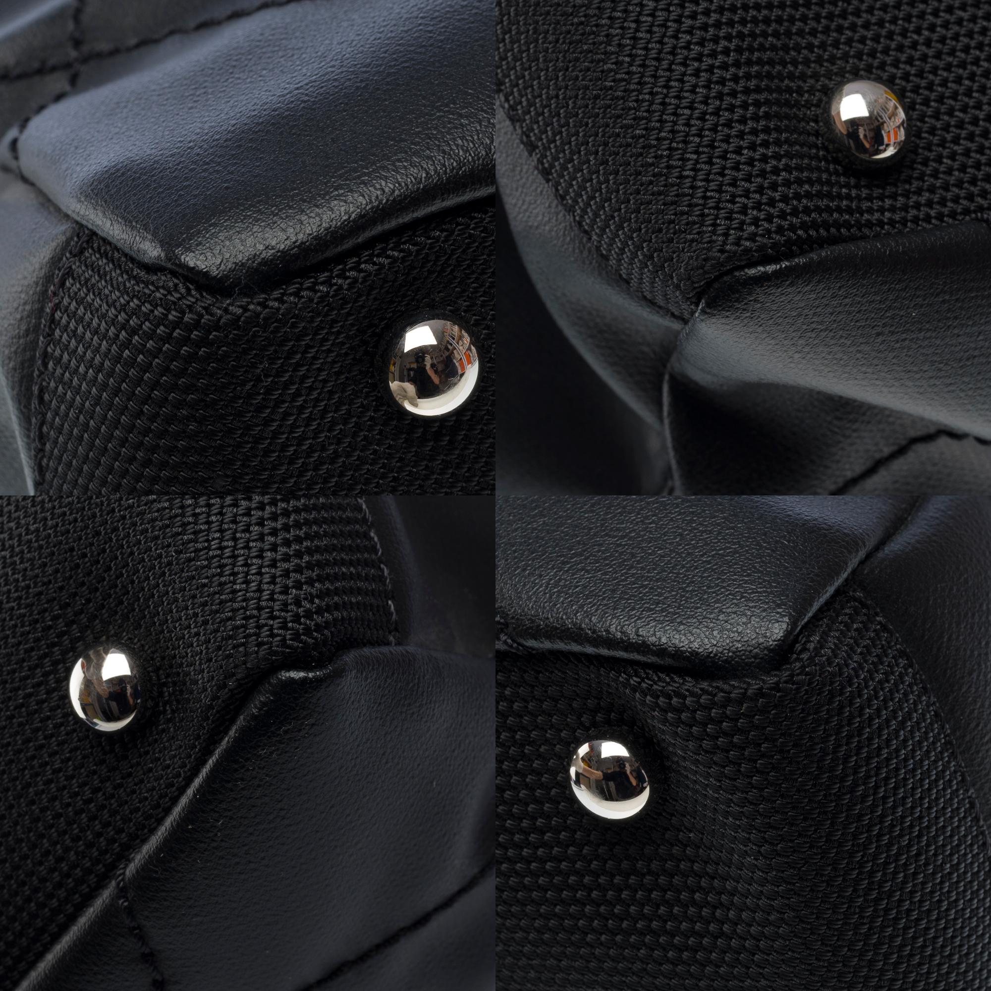  Chanel Paris-Biarritz Tragetasche aus schwarz beschichtetem Segeltuch , SHW im Angebot 9