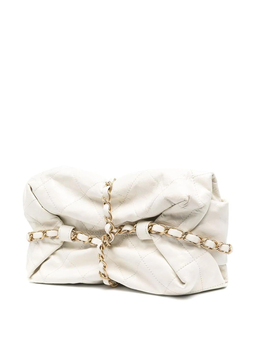 Confectionné en cuir avec une construction en cage et orné d'une breloque logo CC emboîtée, ce sac à colis de Chanel fait partie de la collection Paris-Bombay 2011/12.

Couleur : blanc et matériel doré

Composition : 100% cuir
Numéro de série :