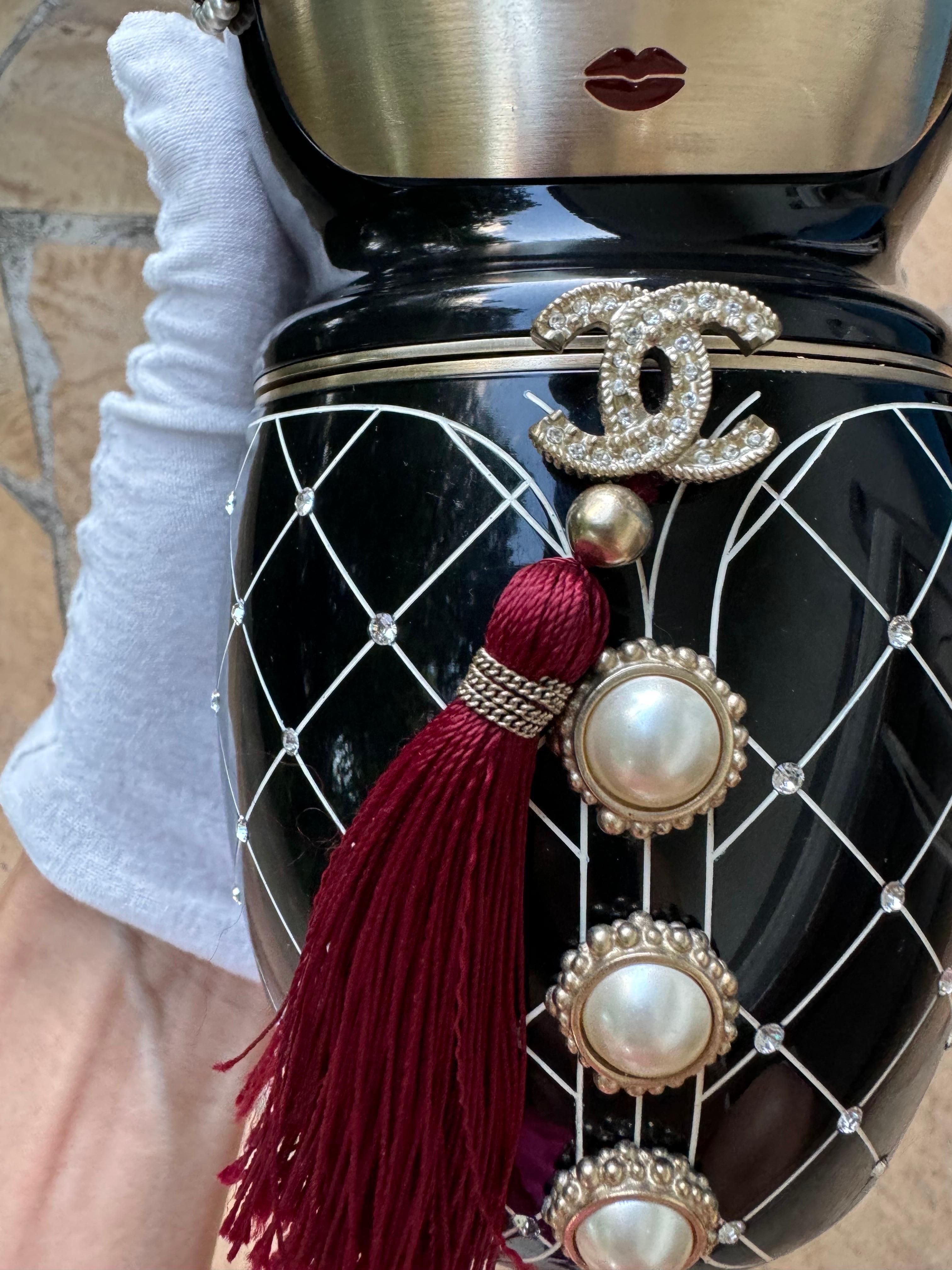 Le sac Poupée Matryoshka, symbole de la riche fusion culturelle et des prouesses artistiques qu'incarne Chanel, témoigne d'une attention méticuleuse aux détails et à l'artisanat. Cette captivante poupée Paris-Bombay, fruit de l'esprit novateur de