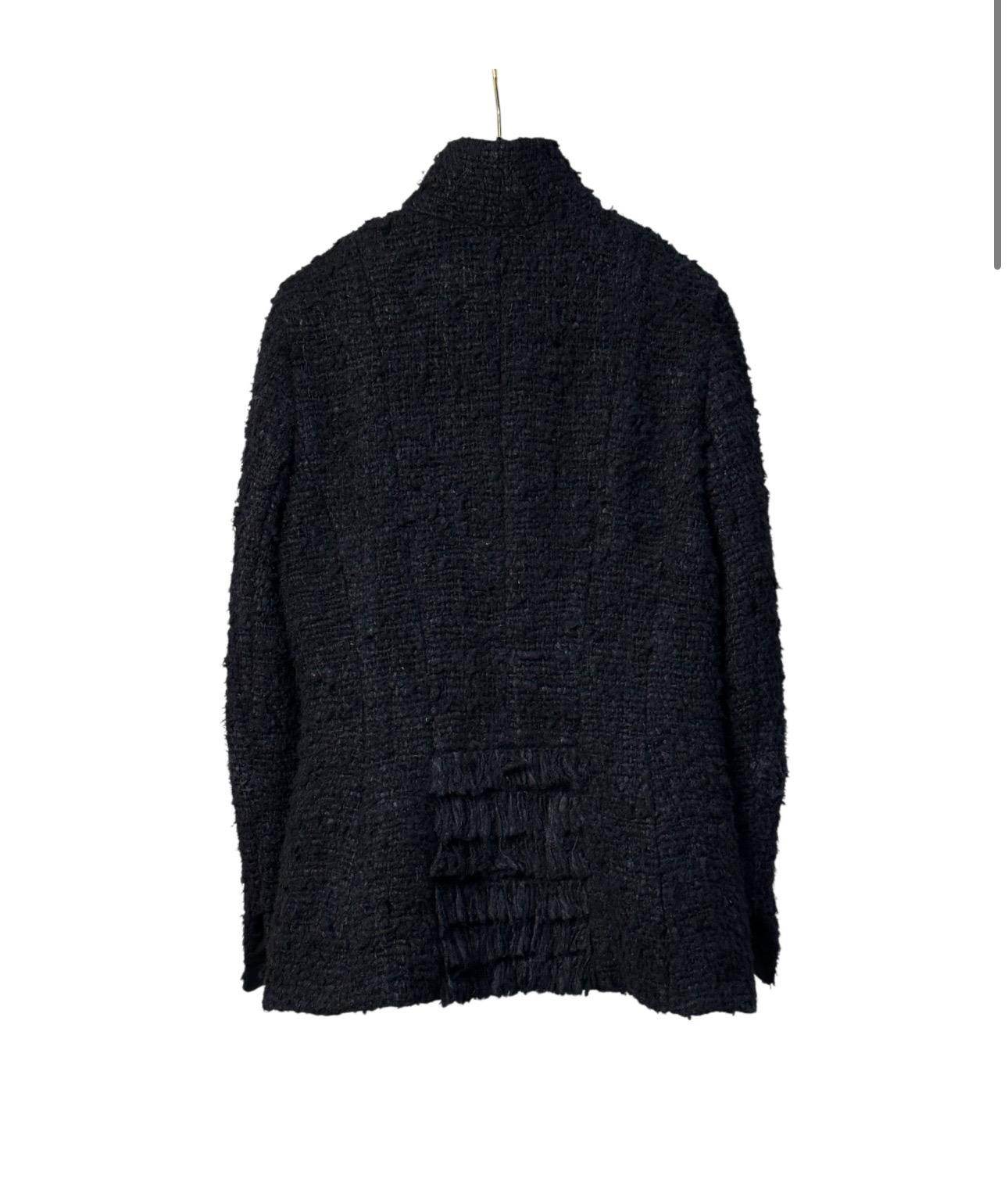 Impresionante Chaqueta Chanel 13K Colección París/Bombay de Tweed Negro con Botones Gripoix. Esta chaqueta está en muy buen estado y es una pieza atemporal de Chanel. Perfecto para añadir un toque de elegancia a cualquier conjunto. 

Talla: