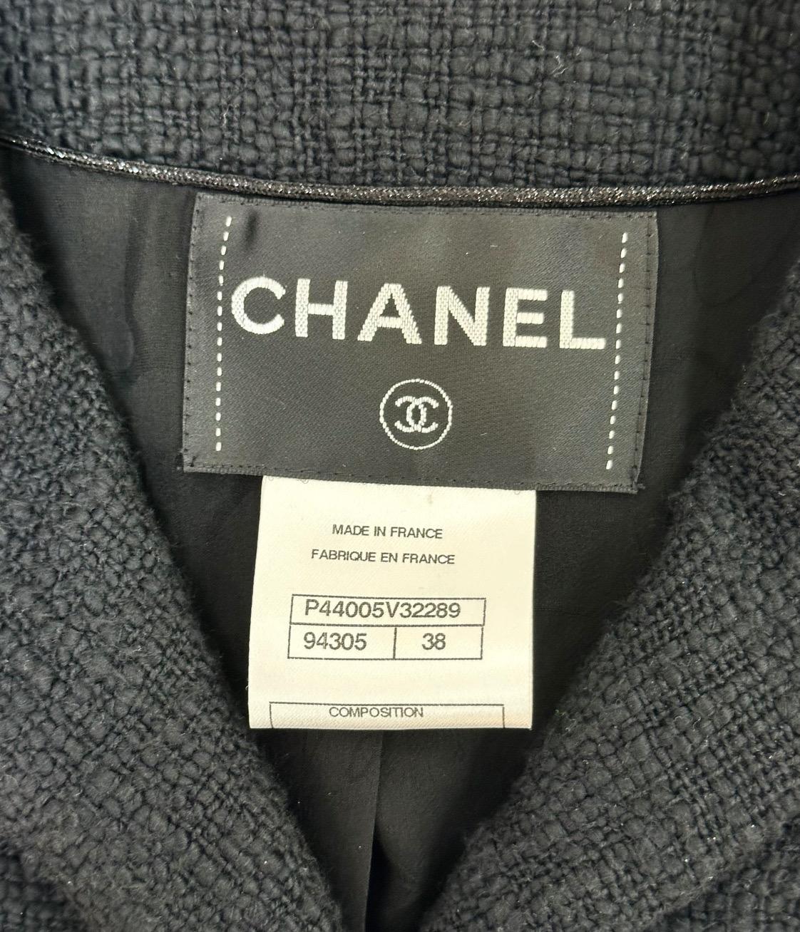¡Preciosa chaqueta de tweed Chanel París-Bombay en la talla 38! Esta chaqueta está en muy buen estado y lista para añadir un toque de lujo a tu vestuario.

Ten en cuenta que la percha no está incluida.