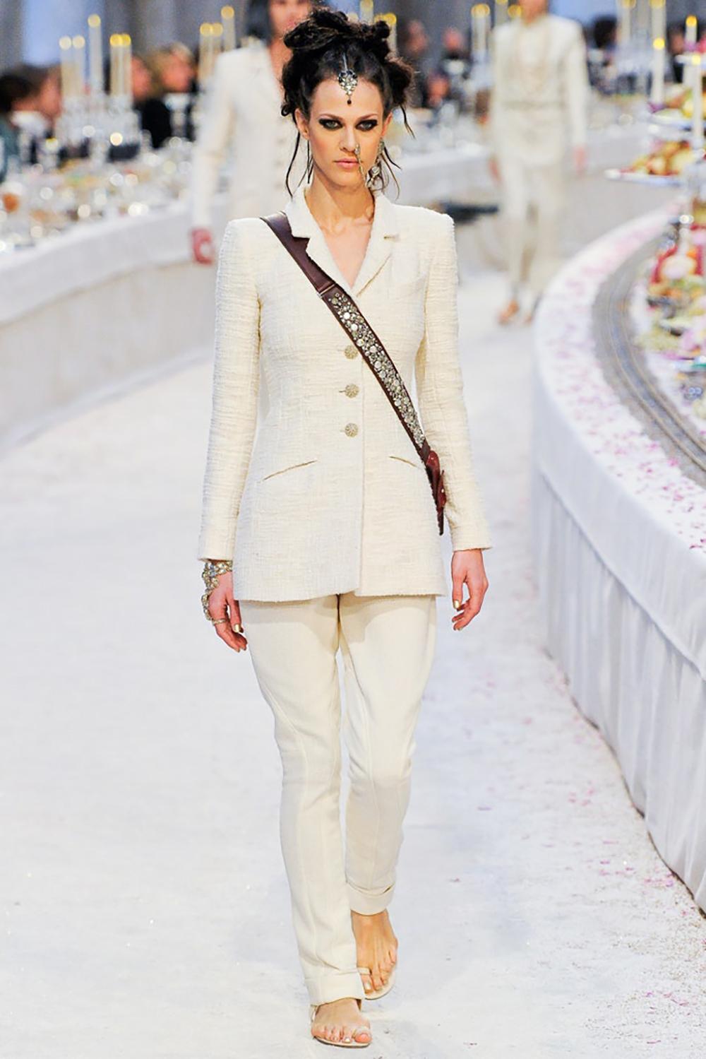 Timeless Chanel black tweed jacket with CC Gripoix jewel buttons ~ from Runway of Paris / BOMBAY Collection ~ metiers d'Art by Karl Lagerfeld
Size mark 42 FR / Condition: never worn
- made of black cotton tweed
- elegant filled silhouette 
- black