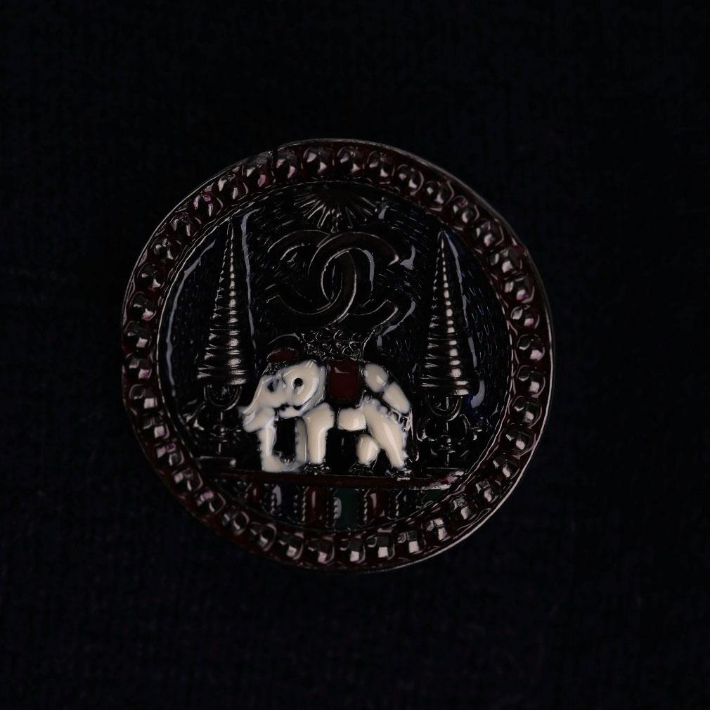 Vestido Chanel Colección París-Bombay con botones de elefante con el logotipo 