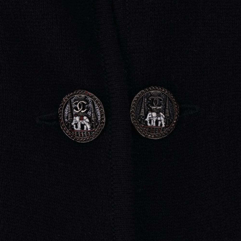 Vestido Chanel Colección París-Bombay con botones de elefante con el logotipo 