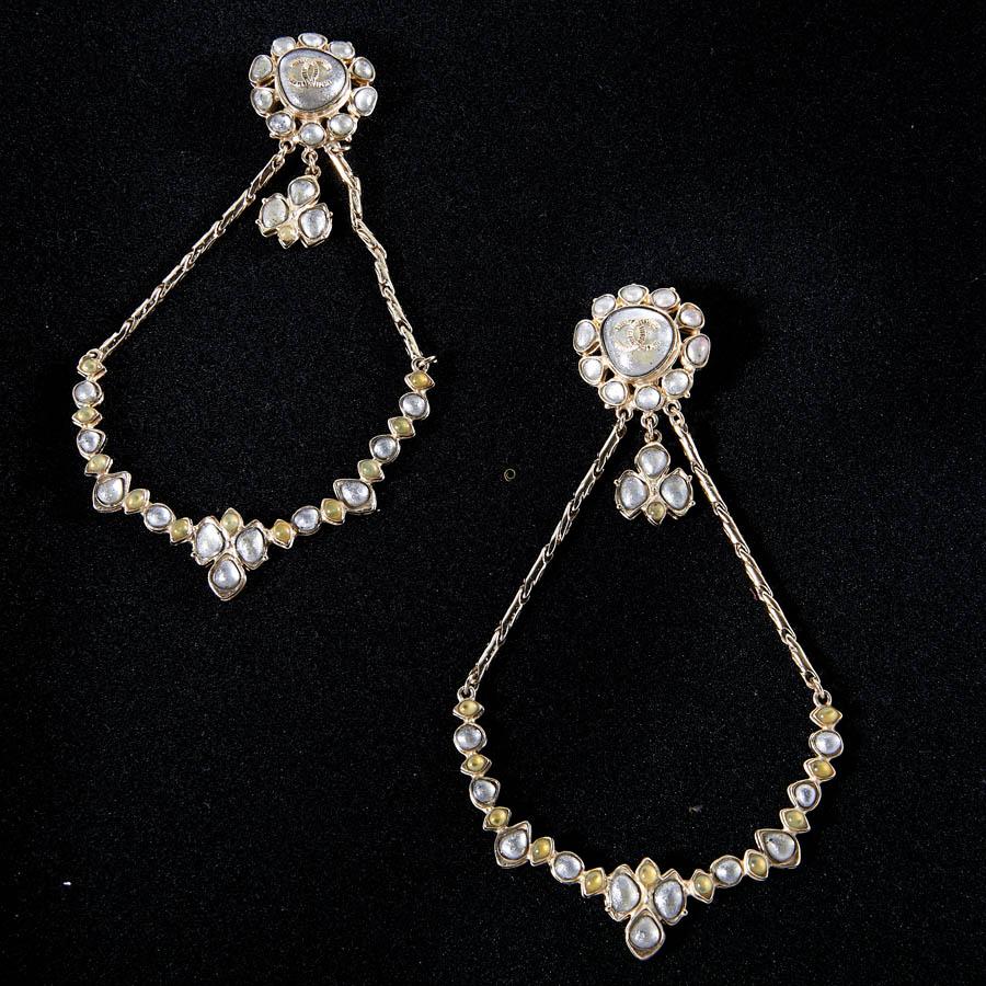 Chanel earring clips from Métiers d'Art in the Paris-Bombay Collection. Karl Lagerfeld created a magical universe on the parade at the Grand Palais. These earrings have never been worn.
Fall / Winter 2011-2012
Made in France, the size of the