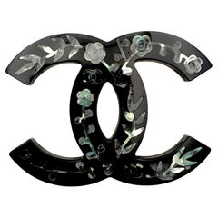 Chanel Paris Broche automne 2010 Massive CC résine noire