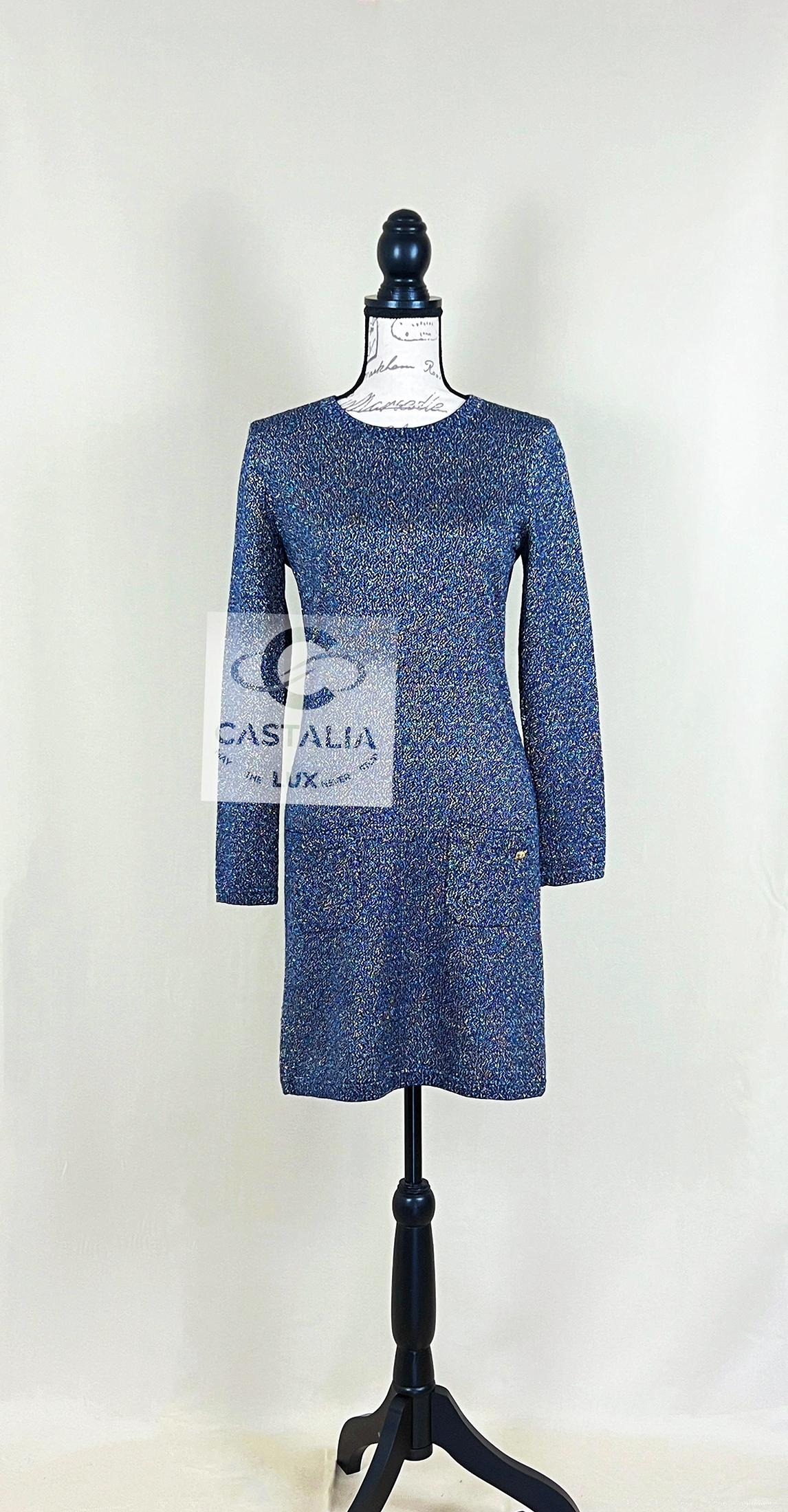 Impresionante vestido Chanel de punto metálico de cachemira de ~ la Colección París / Byzance ~ de Karl Lagerfeld
- Colgante con logotipo CC en el lateral
Talla marca 38 FR / Estado: nunca usada
La percha no está incluida