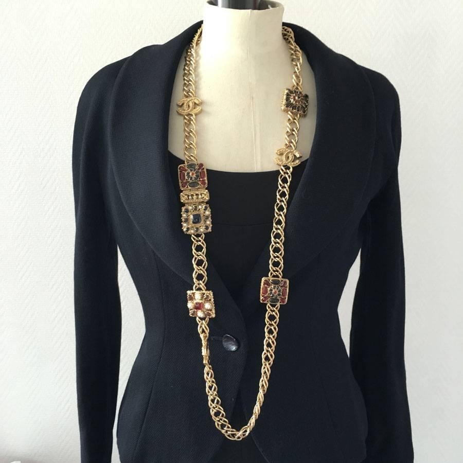 Stunning CHANEL 'Paris-Byzance' necklace. Chain long necklace in gilded metal, pieces adorned with baroque precious stones in pâte de verre molten glass, CC covered with glittery enamel on one side.

Never worn. Pastille of the present brand.