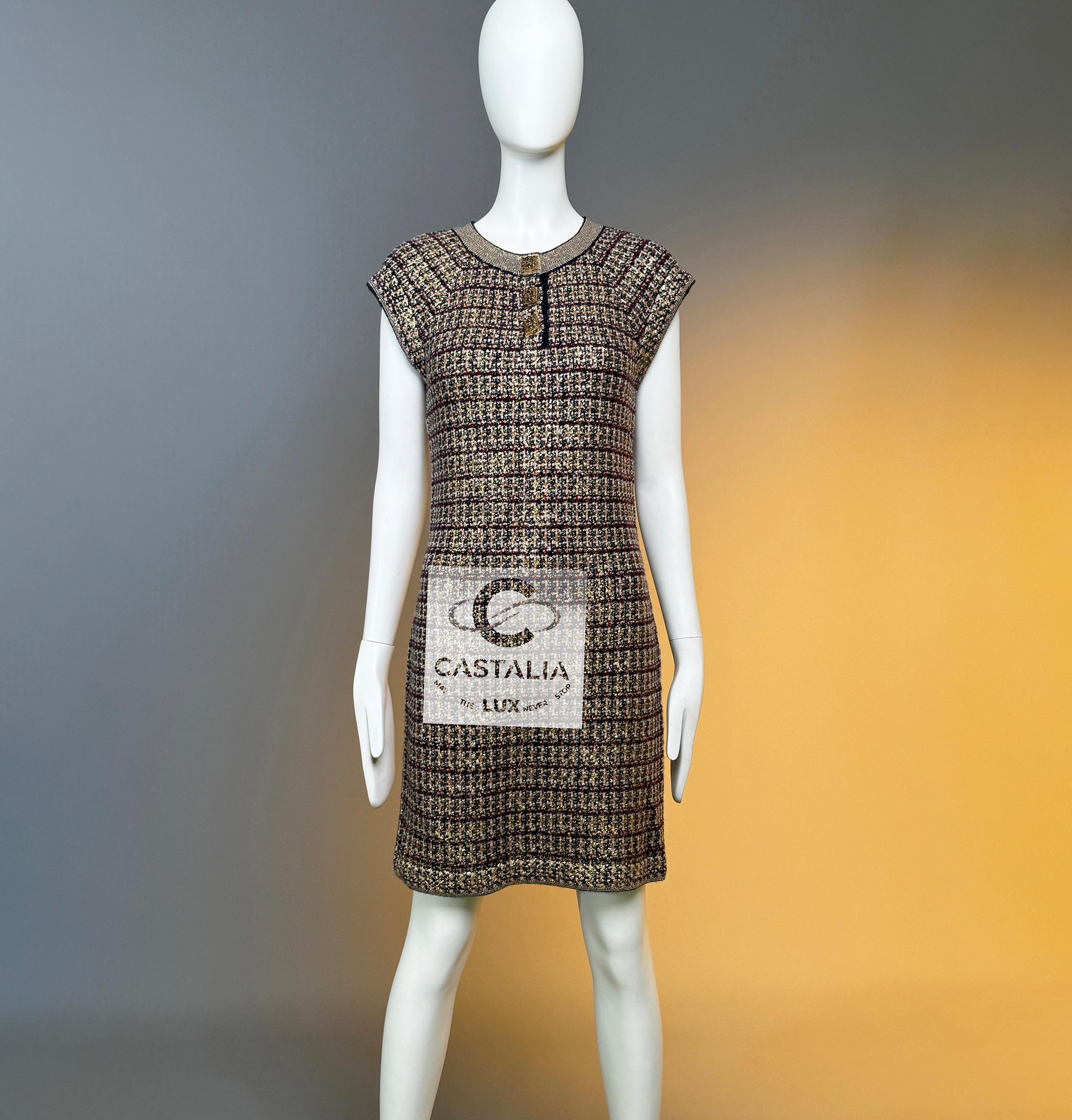 Aus der opulenten Paris / BYZANCE 2011 Collection, die von Maestro Karl Lagerfeld entworfen wurde, 
~  Dieses schimmernde Chanel-Kleid ist ein Reliquiar von byzantinischer Grandeur und couturistischer Präzision.

~ Ein wahres Sammlerstück für den