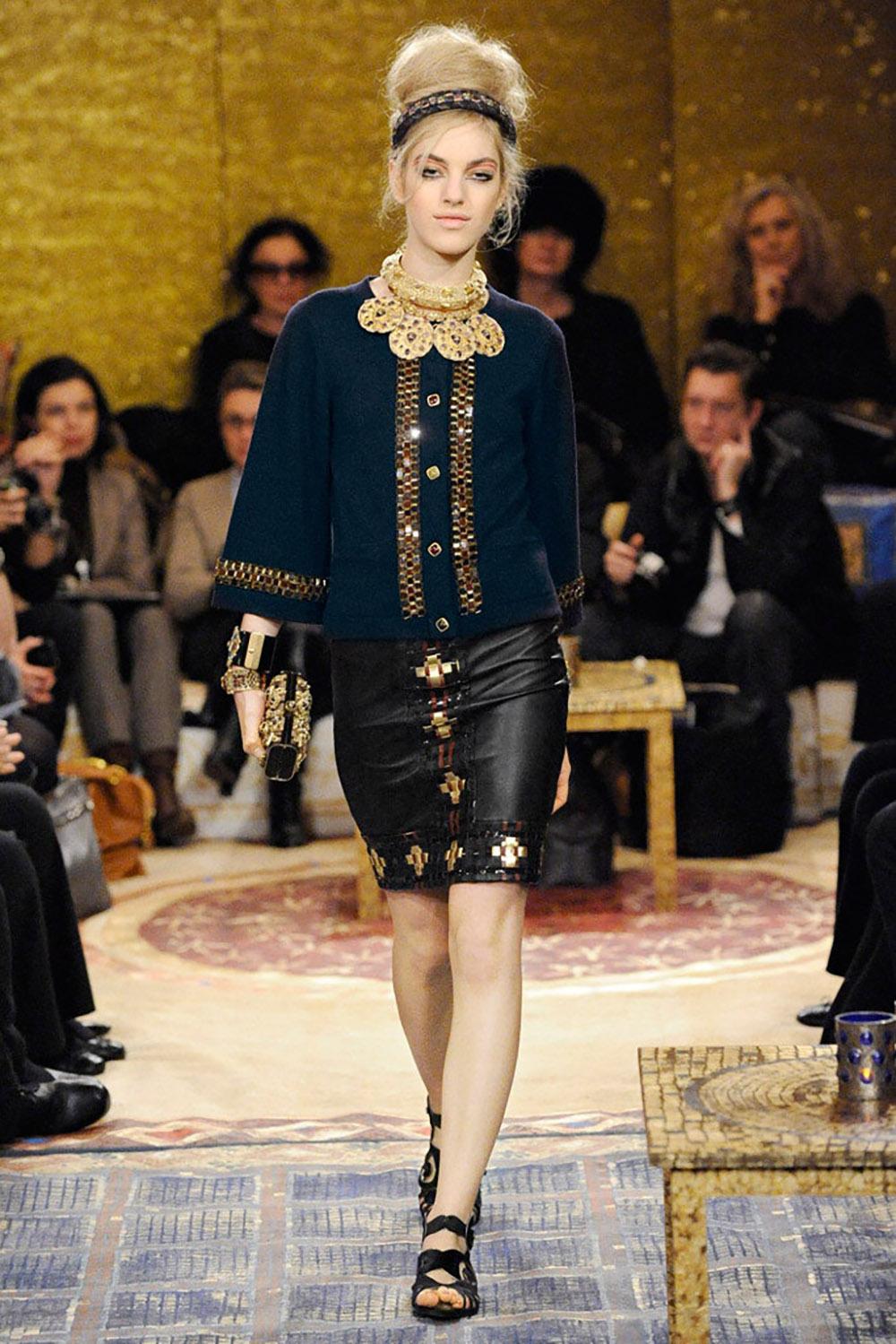 Boutique price oover 6,400$
Stunning Chanel black cashmere tunic mini dress / jumper with Jewel Gripoix mosaic and chain embellishment -- from Runway of Paris / BYZANCE Collection, metiers d'Art
- CC logo jewel buttons at neckline
Size mark 40 FR.