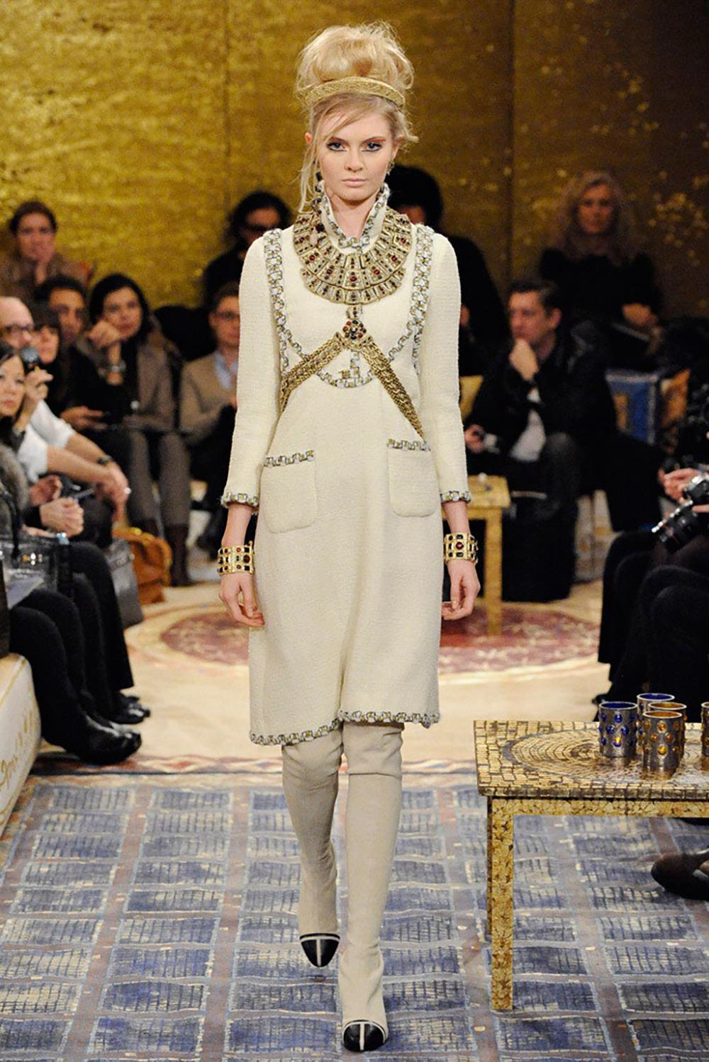 Chanel Paris / Byzance Opulent Gripoix Buttons Ecru Tweed Jacket 42 FR In condizioni ottime in vendita a Dubai, AE