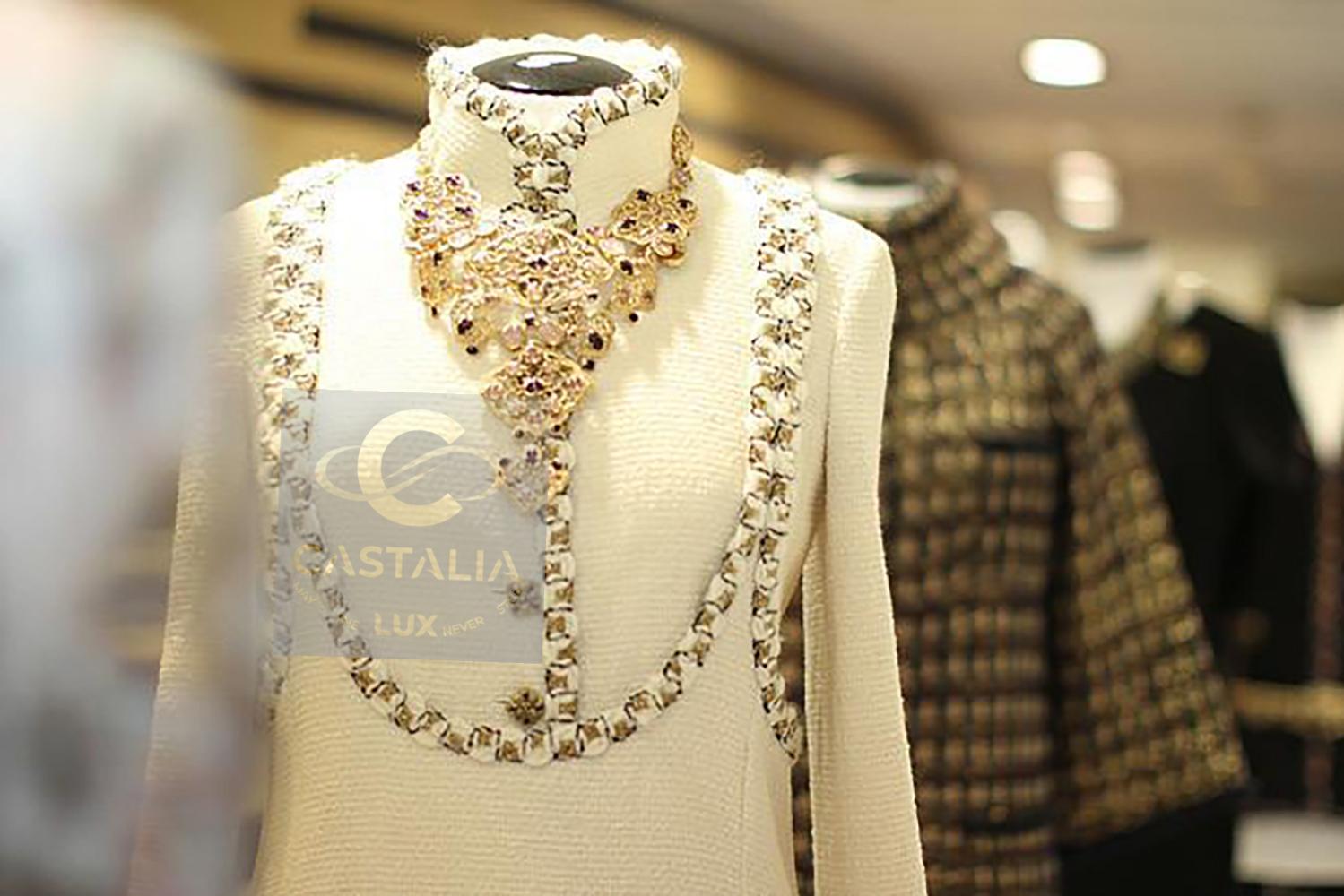 da uomo o donna Chanel Paris / Byzance Opulent Gripoix Buttons Ecru Tweed Jacket 42 FR in vendita