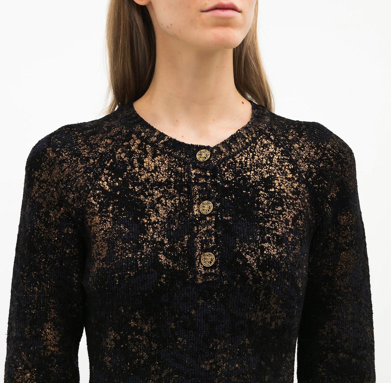 Boutique price 5,680$
Stunning Chanel cashmere dress with fading metallic coating from paris / BYZANCE Collection, 2012 Metiers d'Art
- CC logo jewel buttons at front
Size mark 34 FR. Never worn, condition of a new