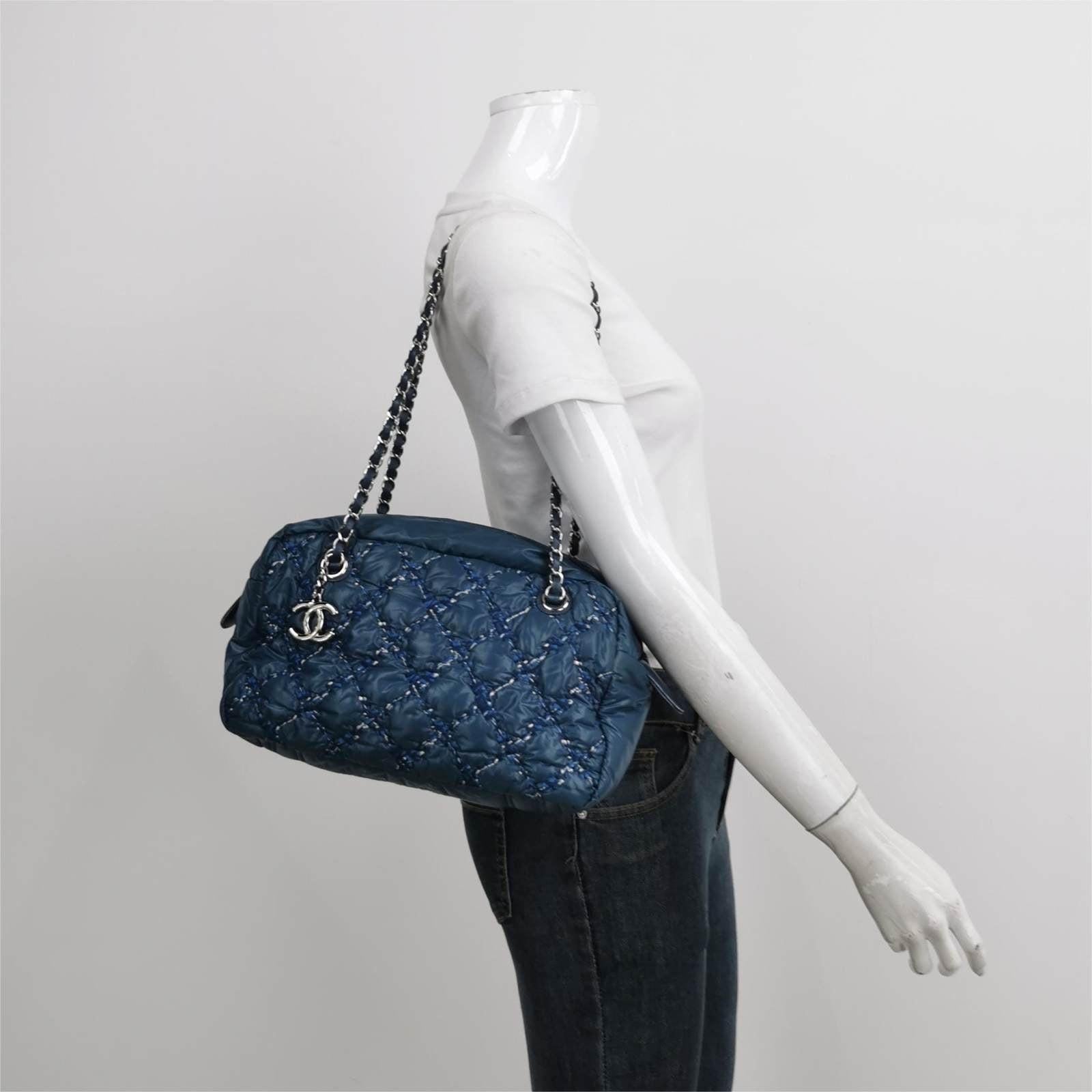 Bolso Chanel Paris-Byzance Tweed On Stitch Nylon Azul Marino Éstas son fotos profesionales del bolso real ofrecido por Luxbags. Bolso bandolera Chanel Chanel de nailon acolchado de tweed sobre burbuja de nailon en azul marino. Este bolso Chanel