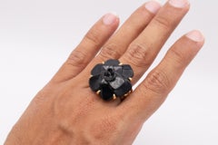 Chanel Paris Camelia-Blumenring aus 18 Karat Gelbgold mit geschnitztem schwarzem Onyx