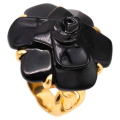 Chanel Paris Bague fleur de camlia en or jaune 18 carats avec onyx noir sculpt