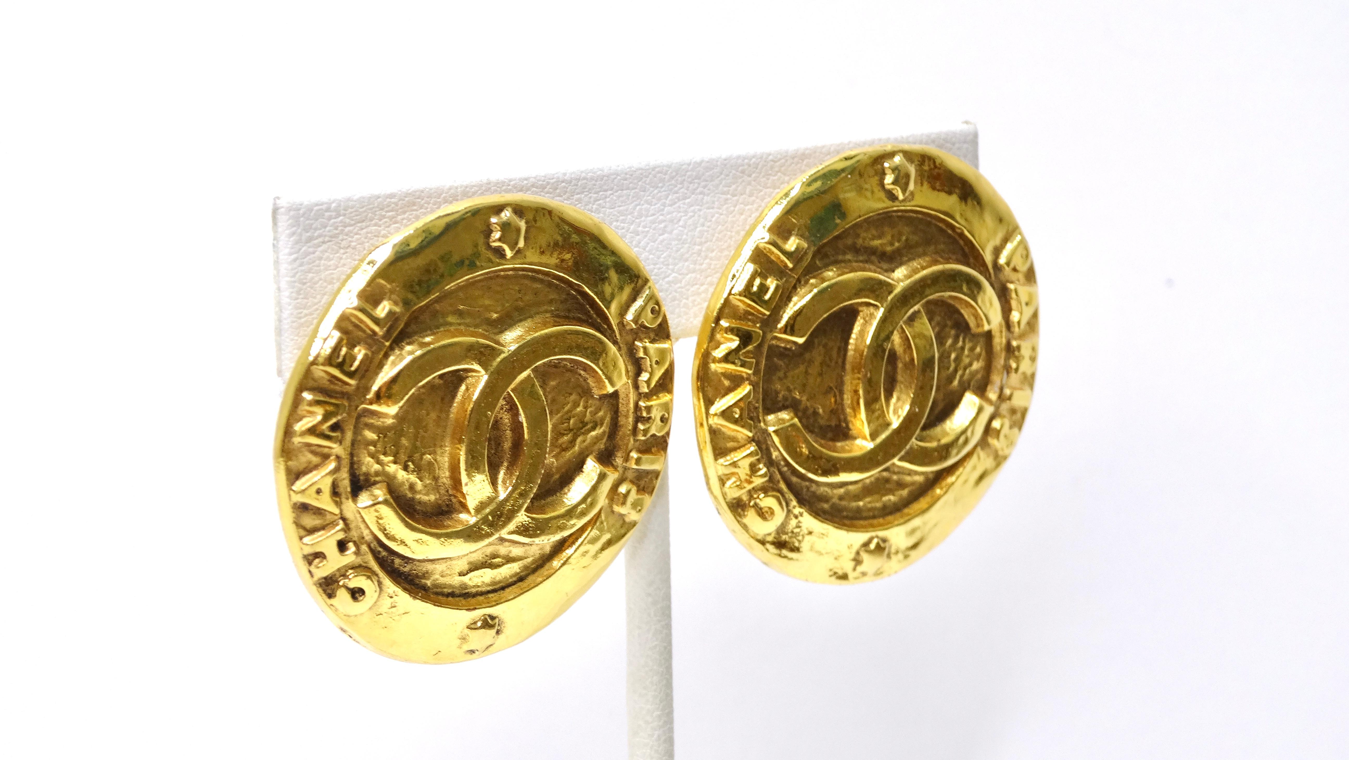 Fühlen Sie sich mit diesen klassischen Chanel-Ohrsteckern elegant und stilvoll. Was Chanel-Schmuck von anderen Marken abhebt, sei es Modeschmuck oder feiner Schmuck, ist die mühelos kühne und elegante Designästhetik. Eine perfekte Investition, um es