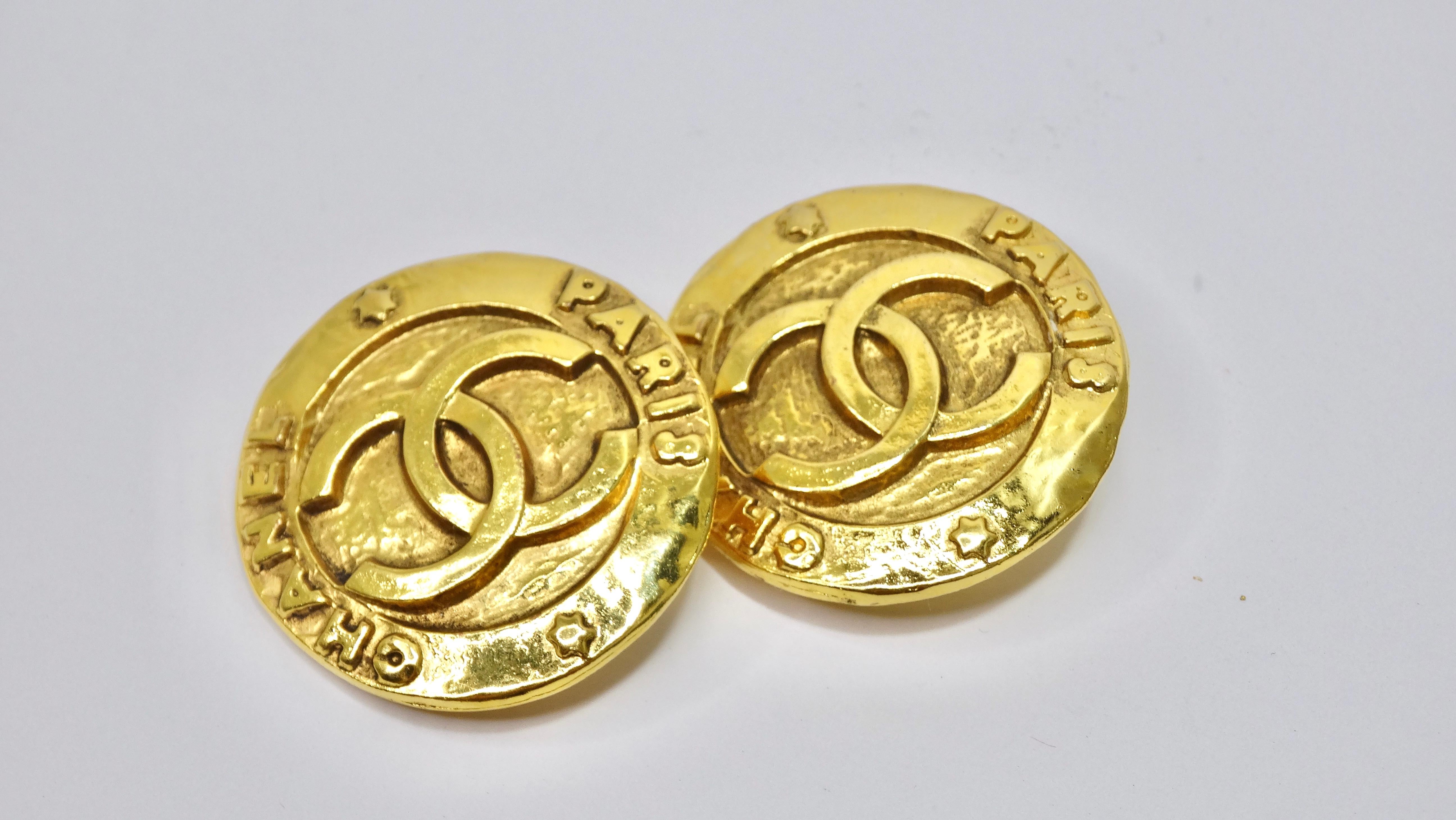 Chanel Paris CC gehämmerter Medaillon-Ohrring Damen
