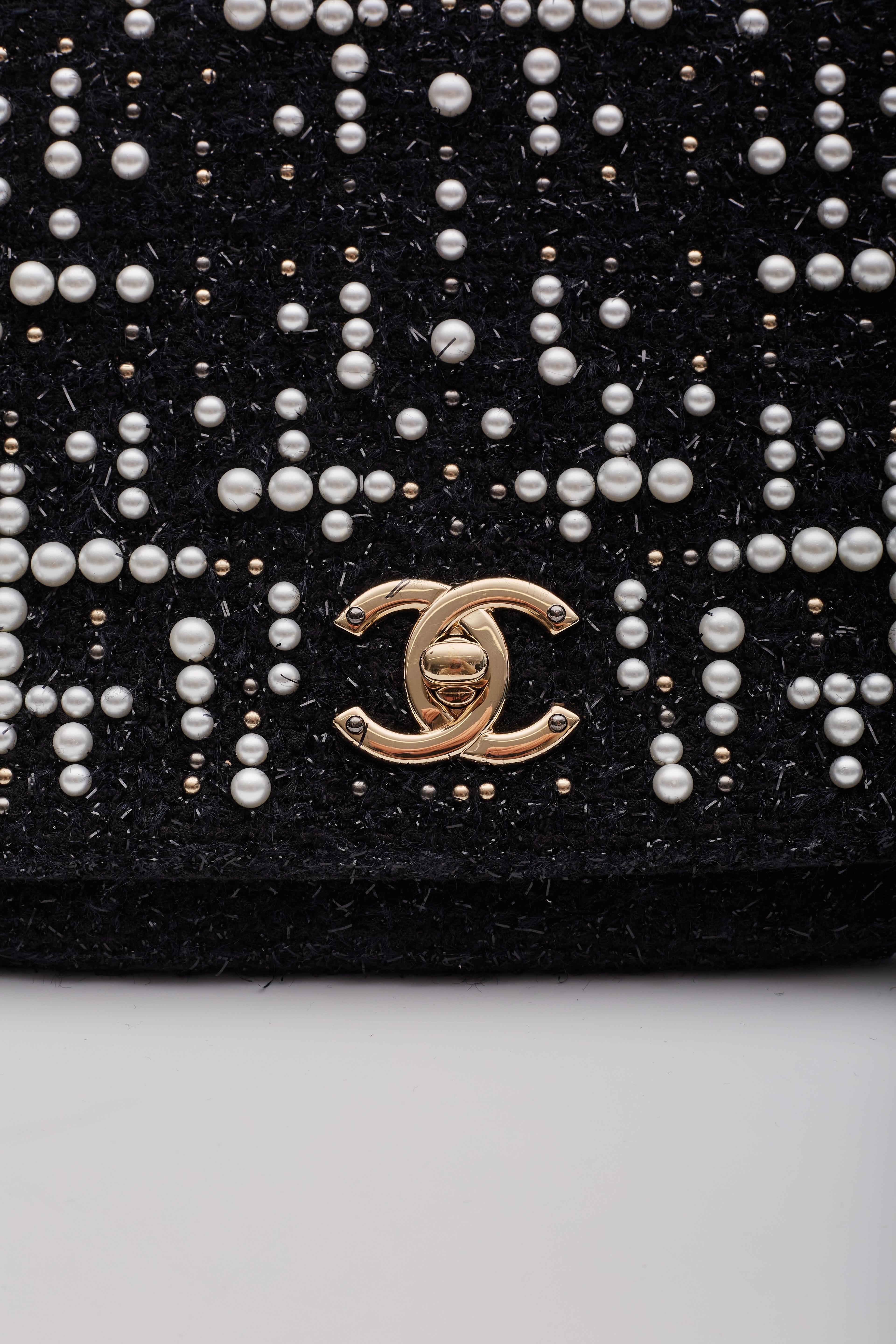 Pochette à rabat en tweed fantaisie Cosmopolite perlée Chanel Paris en vente 6