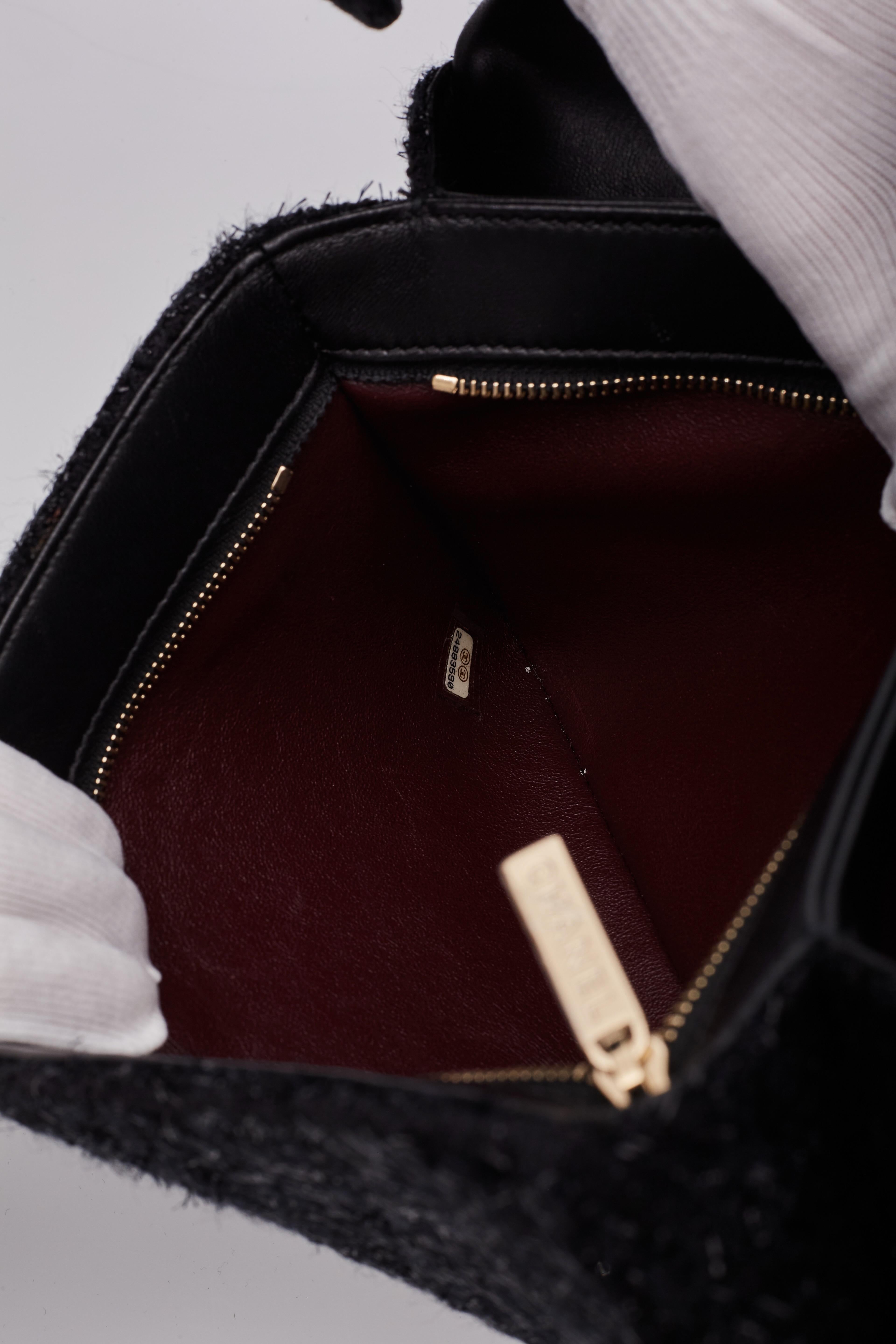 Chanel Paris Cosmopolite Pearl Fantasy Tweed Flap Clutch Bag For Sale 11