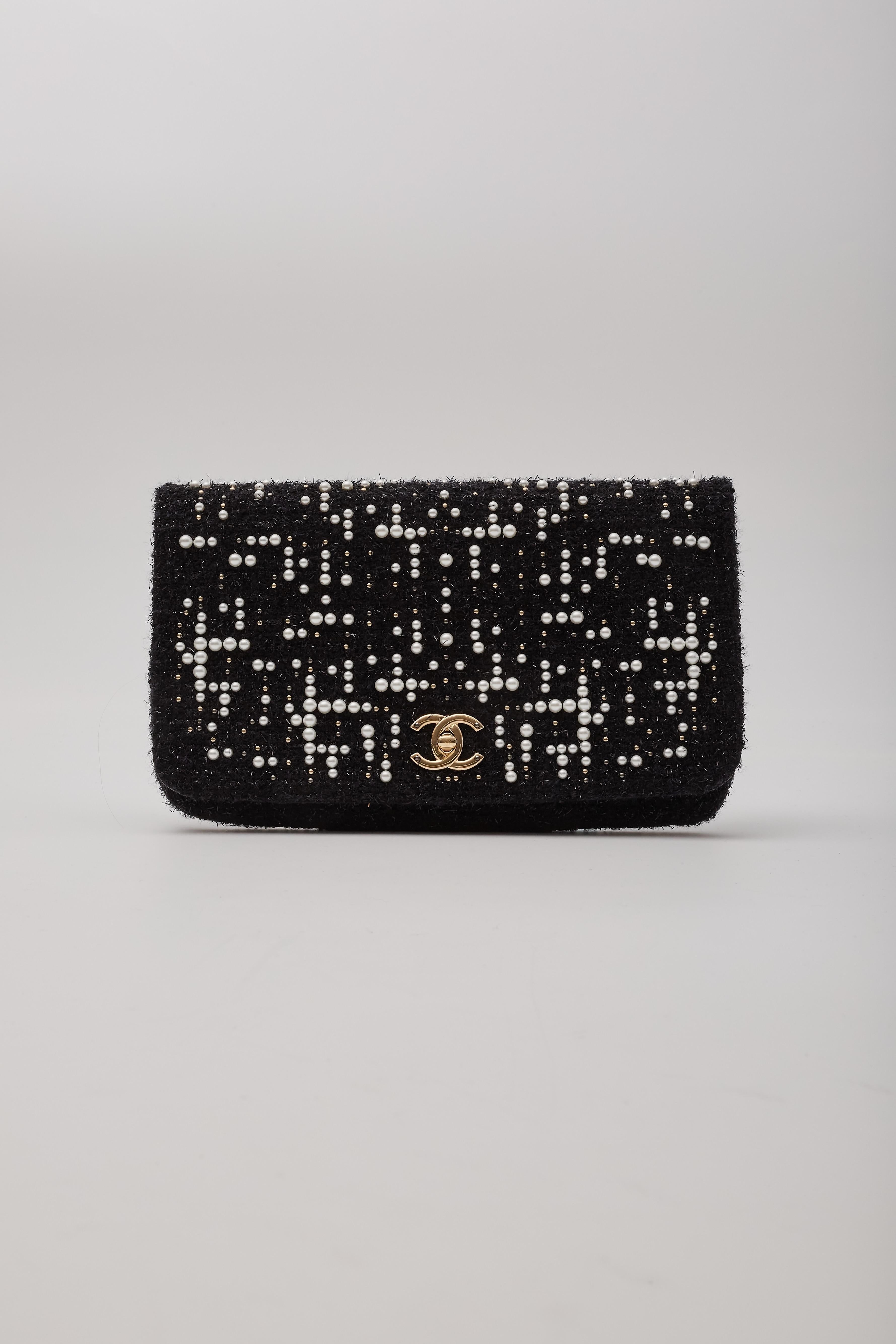 Chanel Paris Cosmopolite Pearl Fantasy Tweed Flap Clutch Bag In Good Condition For Sale In Montreal, Quebec