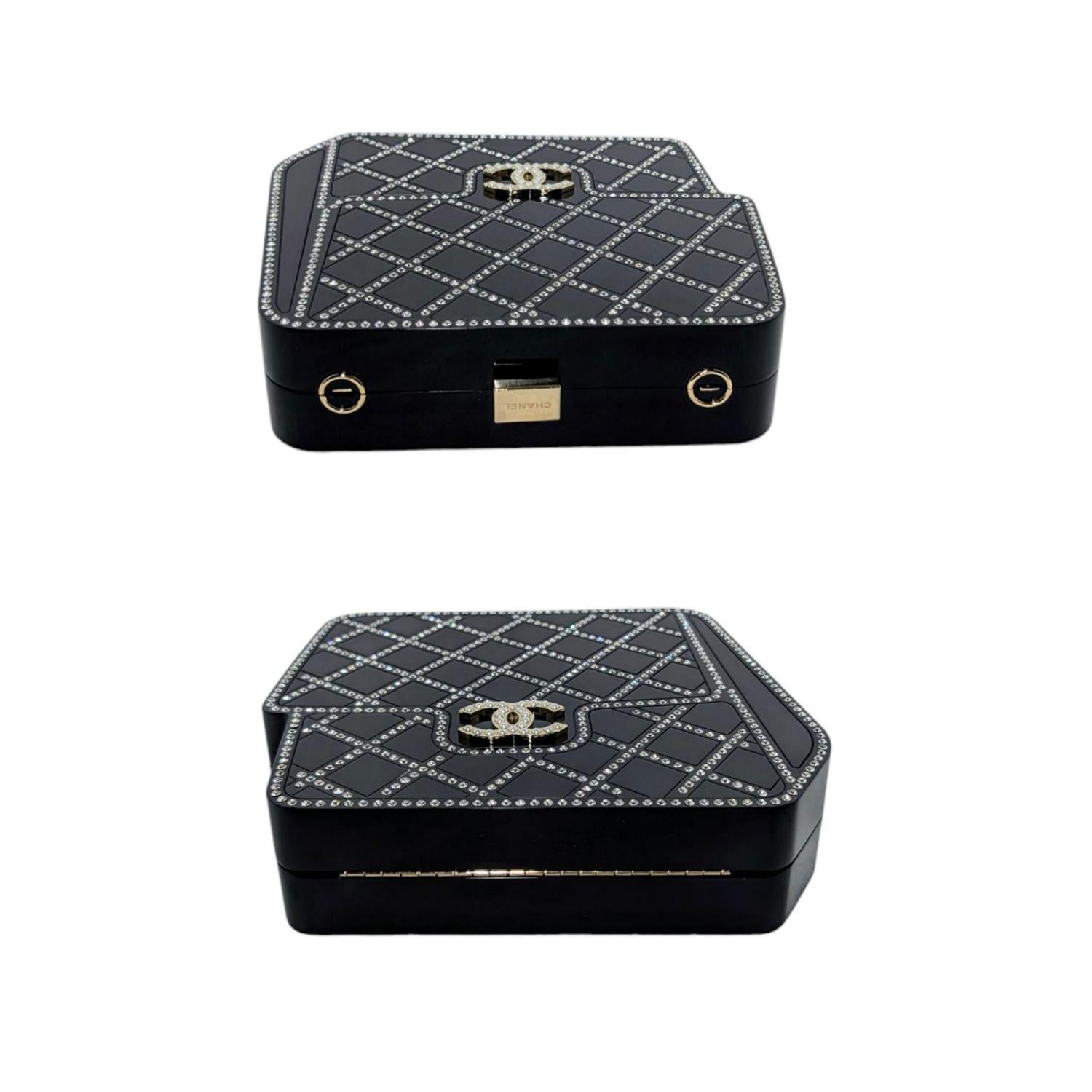 Donna Borsa Chanel Paris-Cosmopolite Runway Crystal Crossbody in vendita