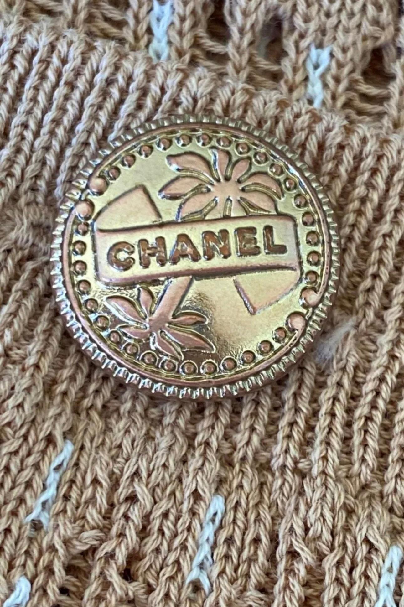 Il più venduto della Collection'S di Parigi/Cuba!
Abito in maglia beige con cintura e bottoni 