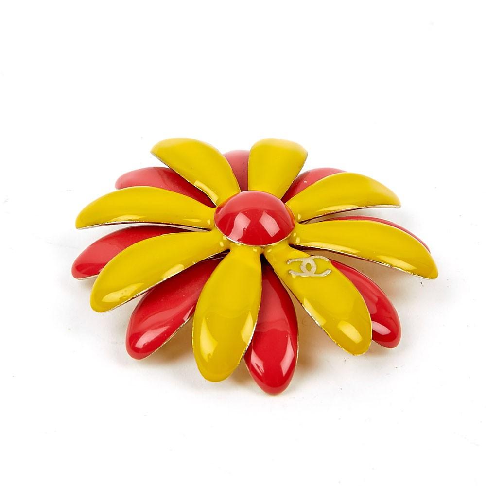 CHANEL Paris-Cuba coral and yellow daisy brooch.
Condition : never worn
Made in France.
Dimensions :  6 cm in diameter.

Will be delivered in a non-original dustbag