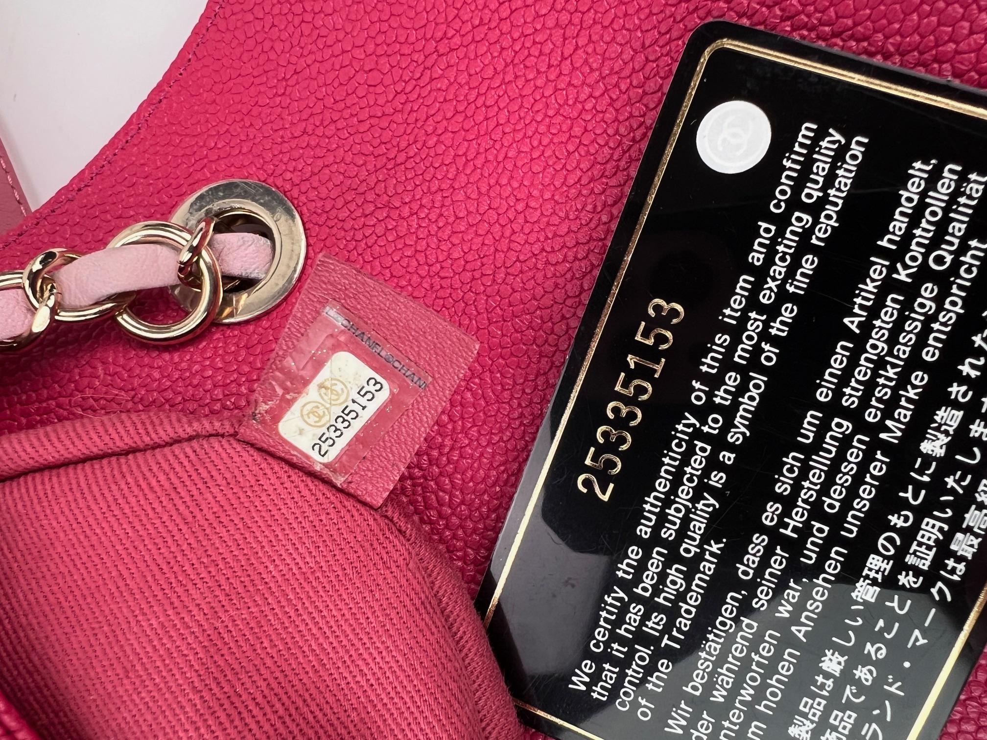 Sac à rabat rose Paris-Cuba de taille moyenne en cuir de veau caviar entouré de fils de Chanel en vente 5