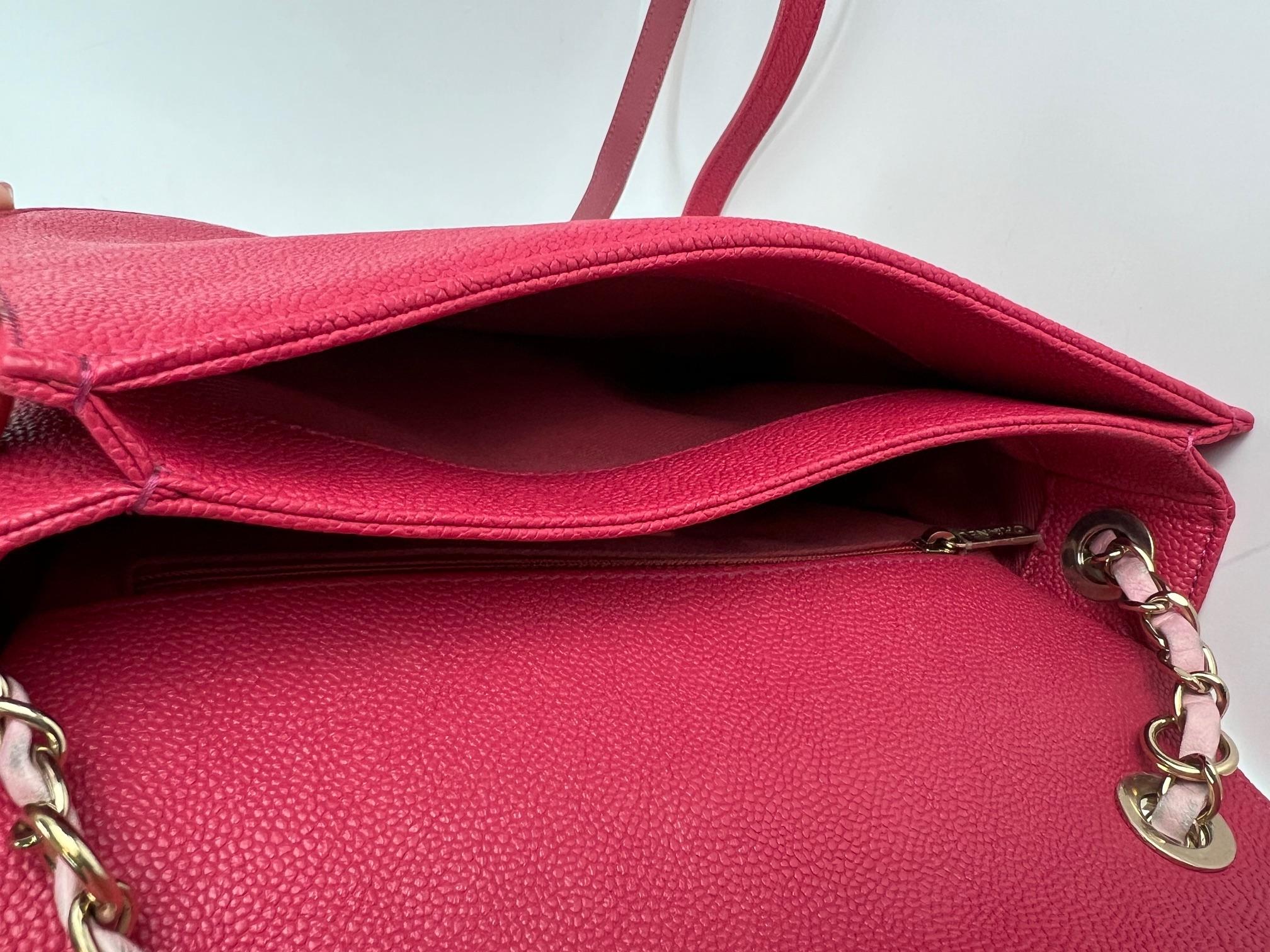 Sac à rabat rose Paris-Cuba de taille moyenne en cuir de veau caviar entouré de fils de Chanel en vente 6