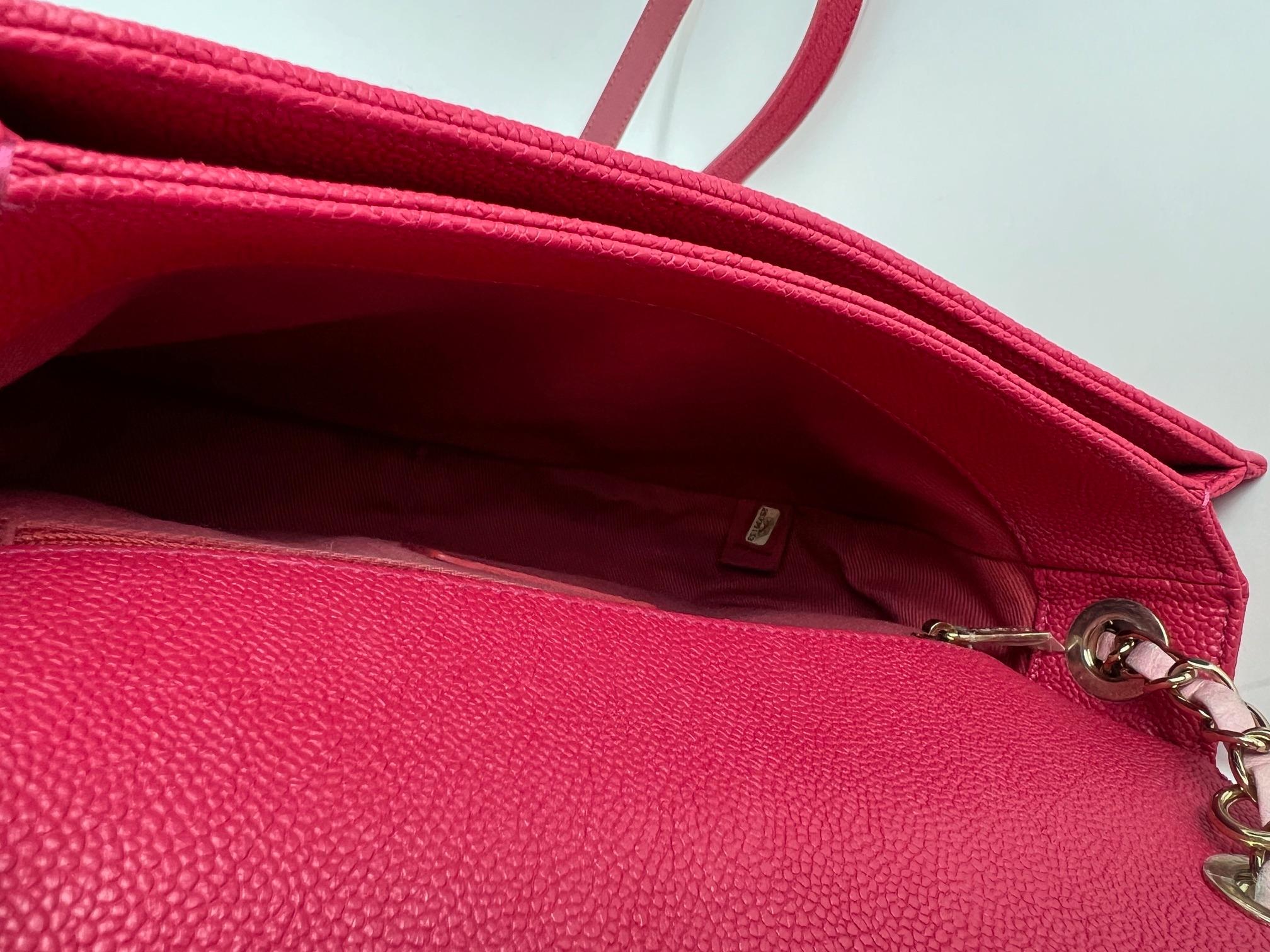Sac à rabat rose Paris-Cuba de taille moyenne en cuir de veau caviar entouré de fils de Chanel en vente 7