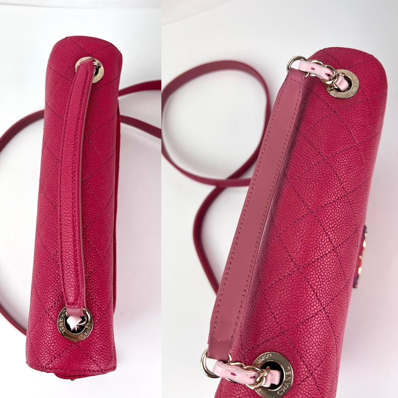 Pré-usagé 100% Authentique
Chanel Paris-Cuba Medium Caviar Calfskin Thread Around Pink Flap Bag with top handle
Cette sacoche est composée d'un corps en cuir caviar matelassé, d'une sangle en chaîne tressée en cuir et d'une fermeture à glissière.
