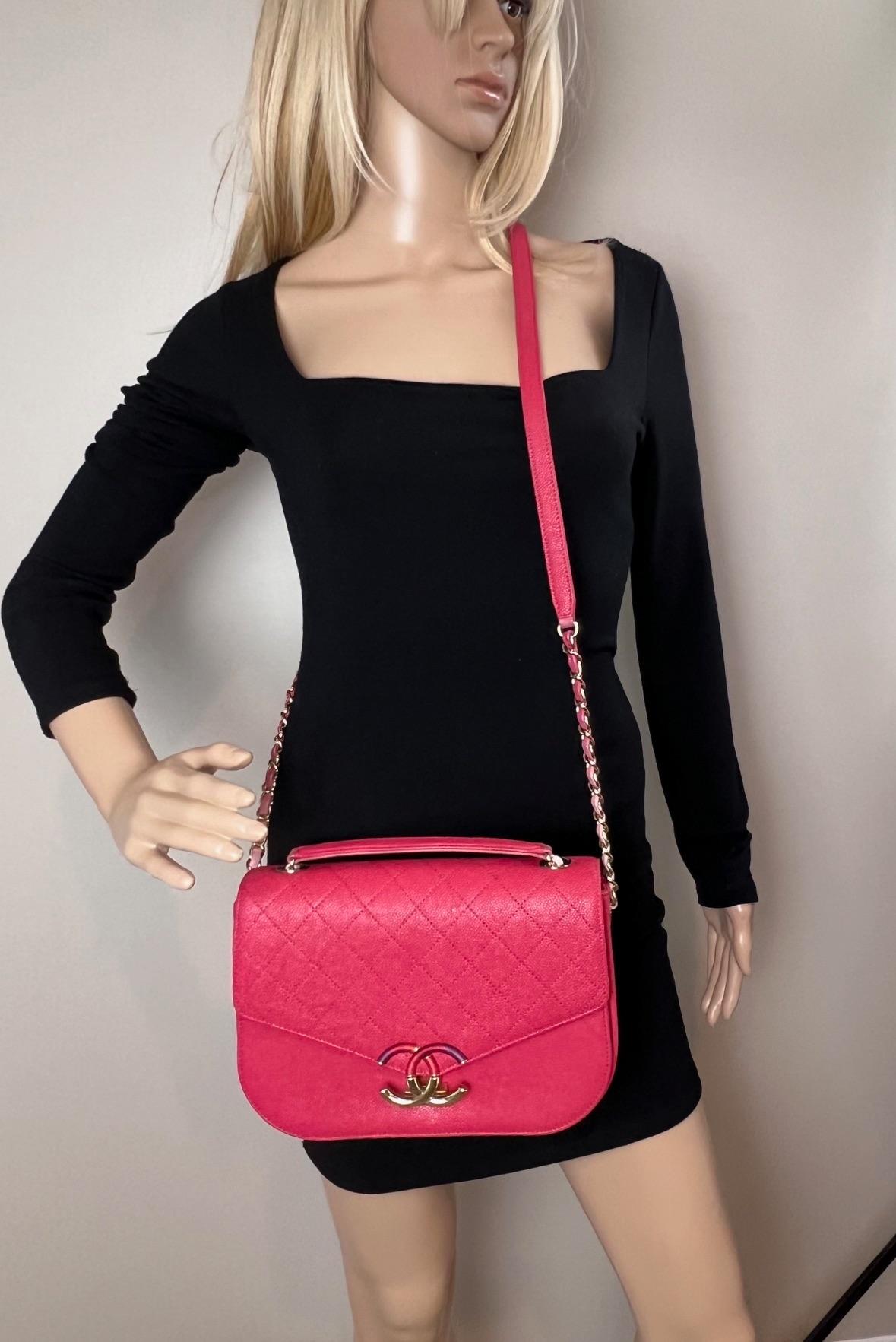 Sac à rabat rose Paris-Cuba de taille moyenne en cuir de veau caviar entouré de fils de Chanel en vente 2