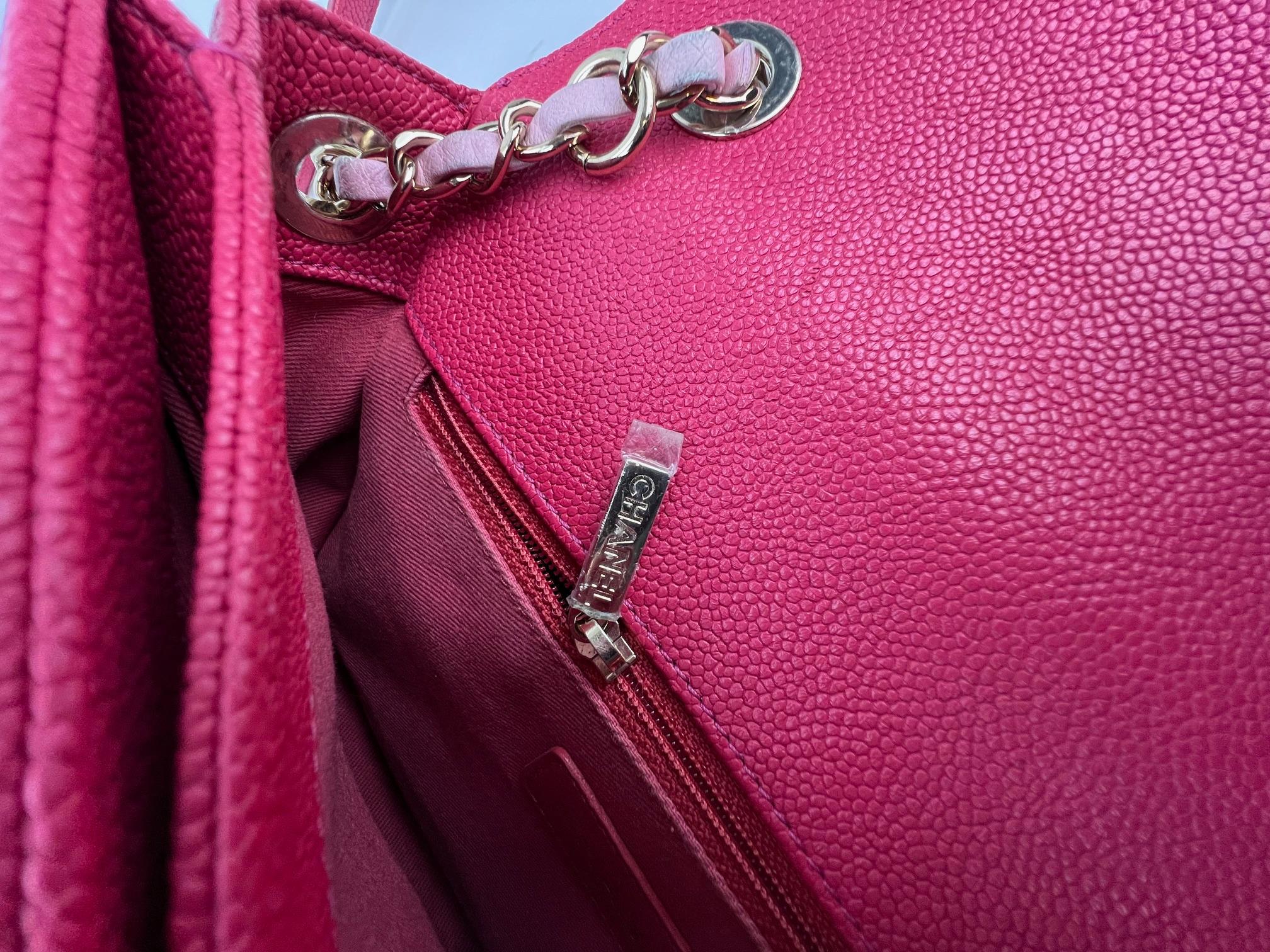Sac à rabat rose Paris-Cuba de taille moyenne en cuir de veau caviar entouré de fils de Chanel en vente 3